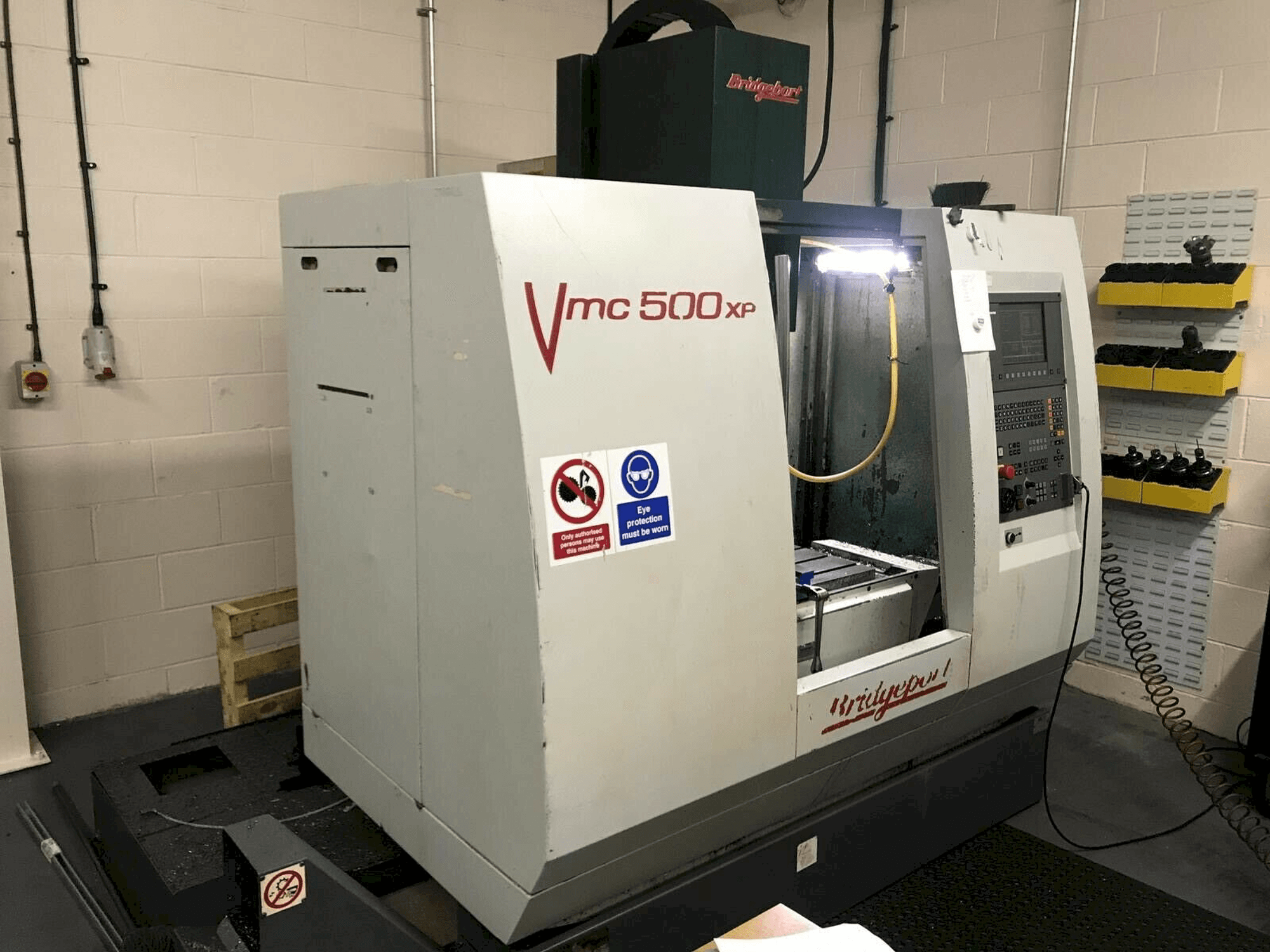 Widok z przodu maszyny Bridgeport VMC 500 XP