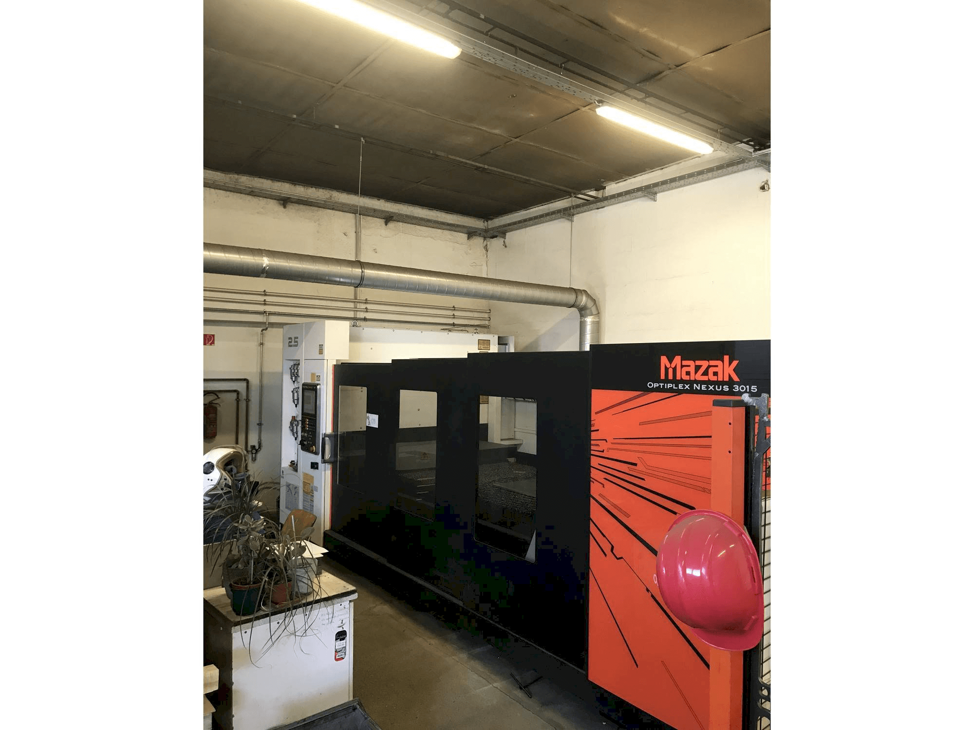 Widok z przodu maszyny Mazak Optiplex Nexus 3015