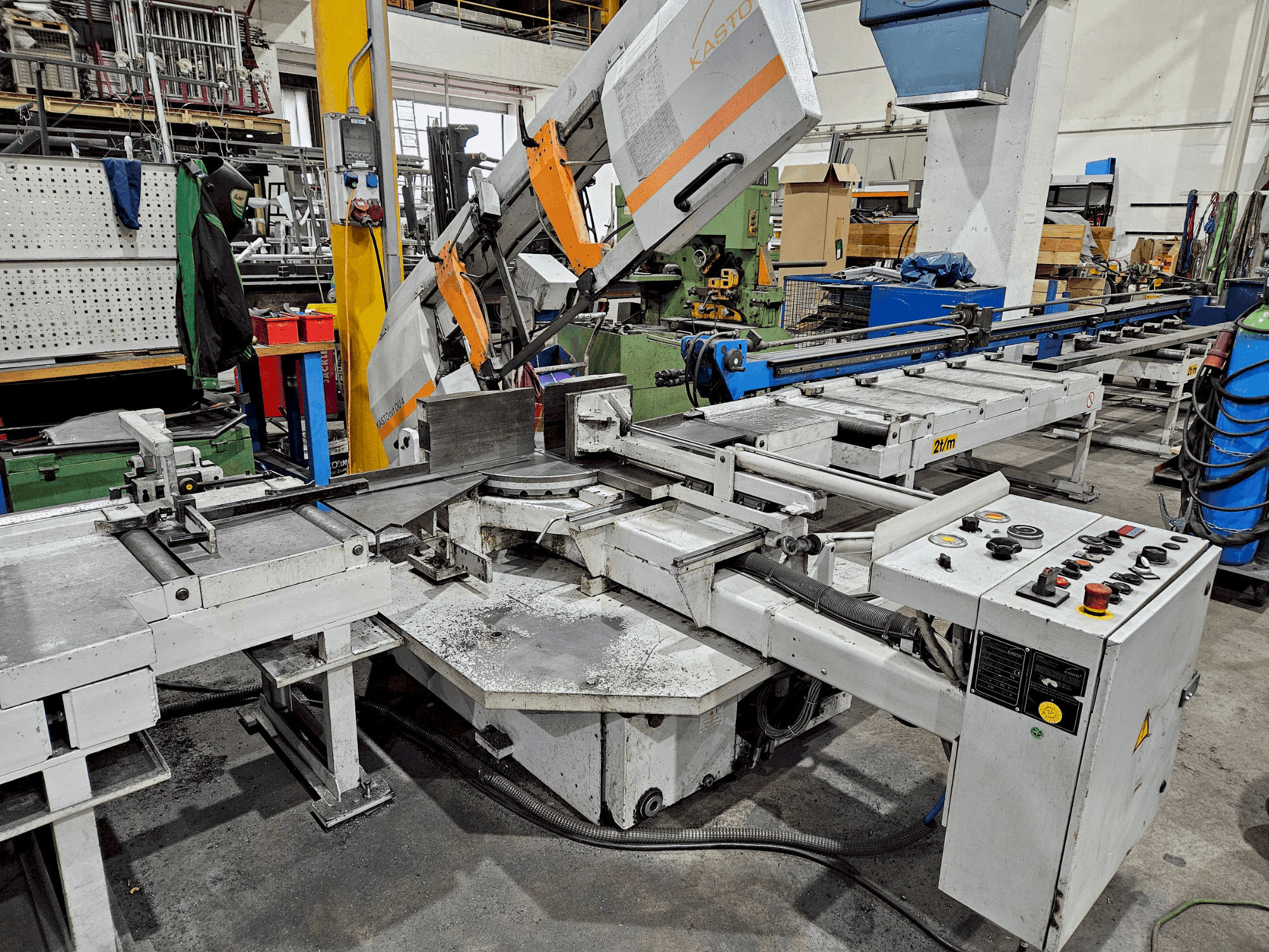 Widok z przodu maszyny KASTO cut DU 4