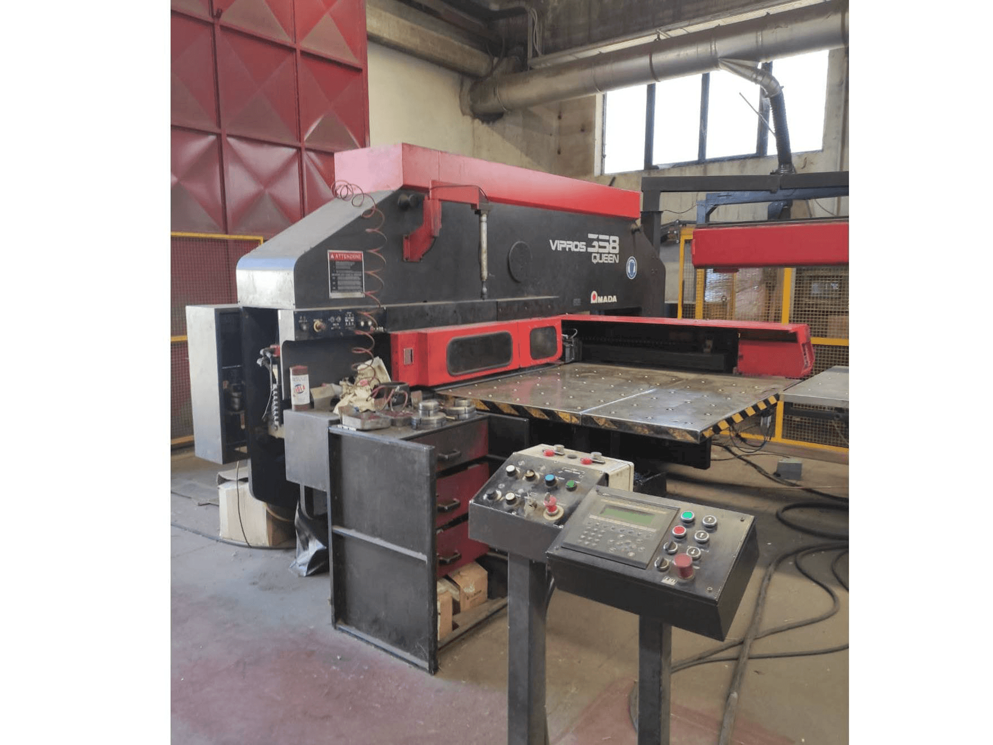 Widok z przodu maszyny AMADA VIPROS 358