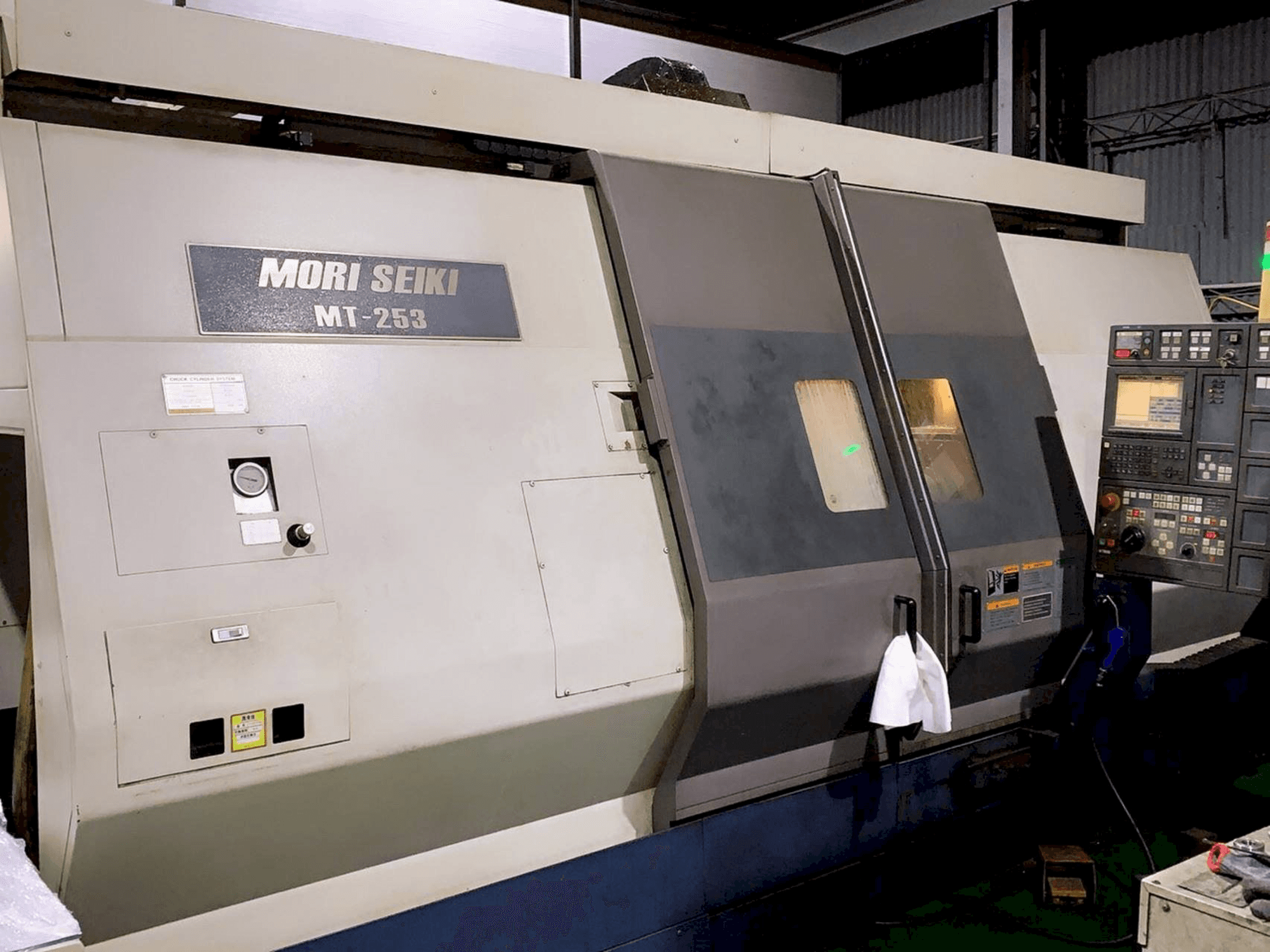 Widok z przodu maszyny MORI SEIKI MT 253 S