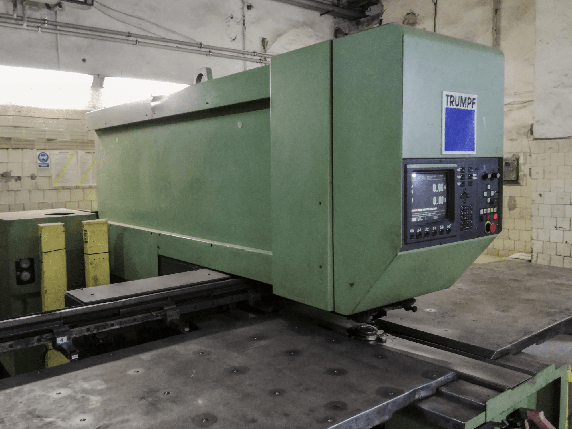 Widok z lewej 1 maszyny Trumpf Trumatic 235