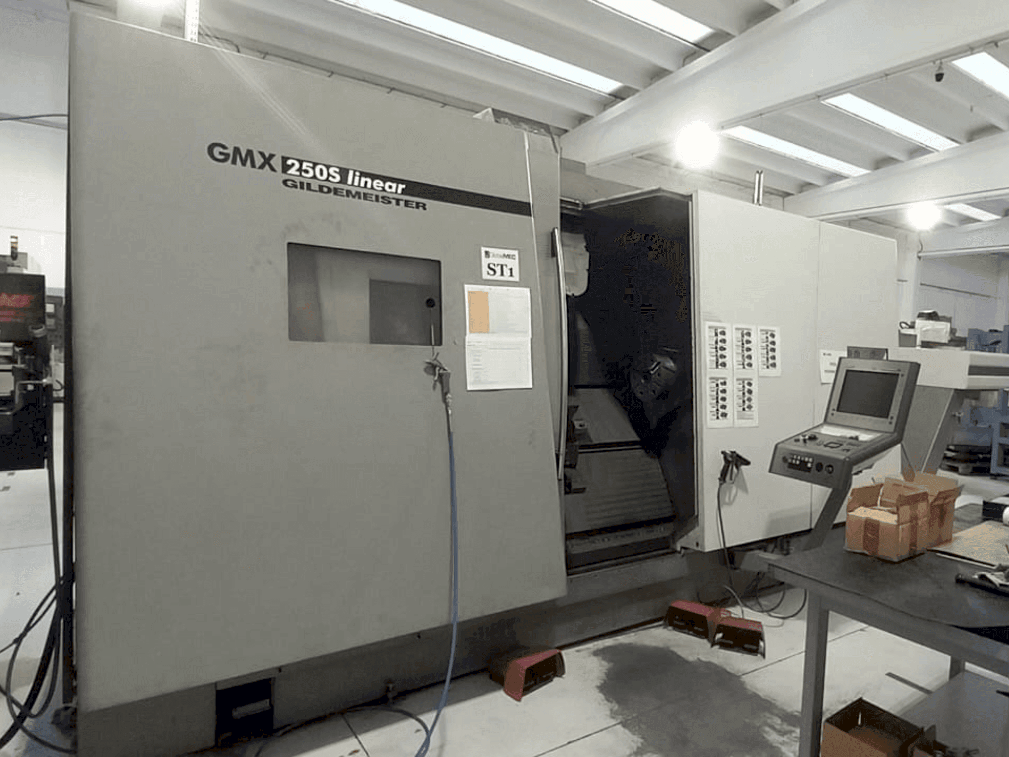 Widok z przodu maszyny Gildemeister GMX 250S Linear