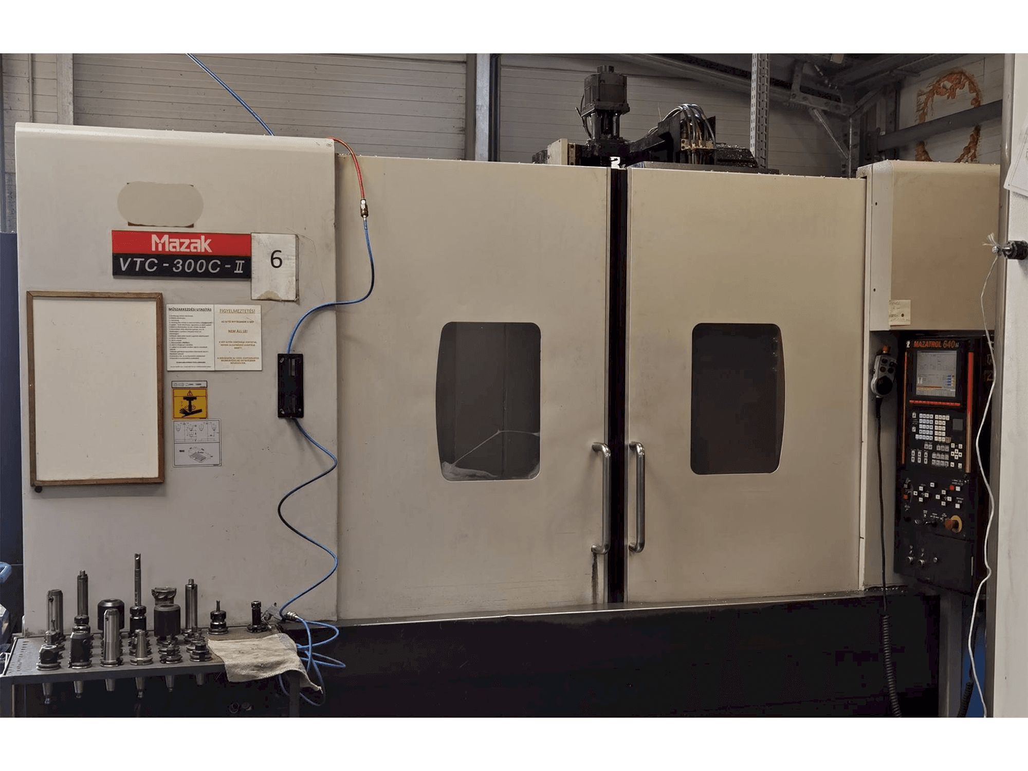 Widok z przodu maszyny Mazak VTC 300 C II