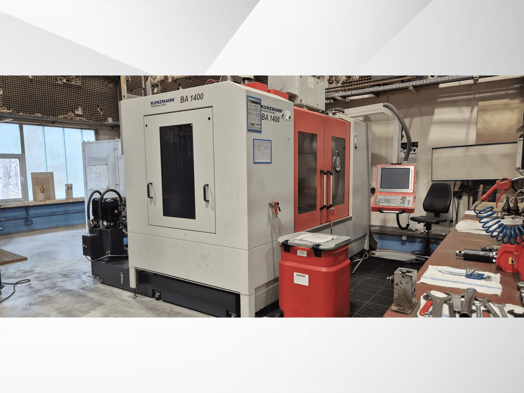 Pionowe centrum obróbcze KUNZMANN BA1400 w warsztacie – widok z boku przedstawiający panel sterowania i otaczające go narzędzia.