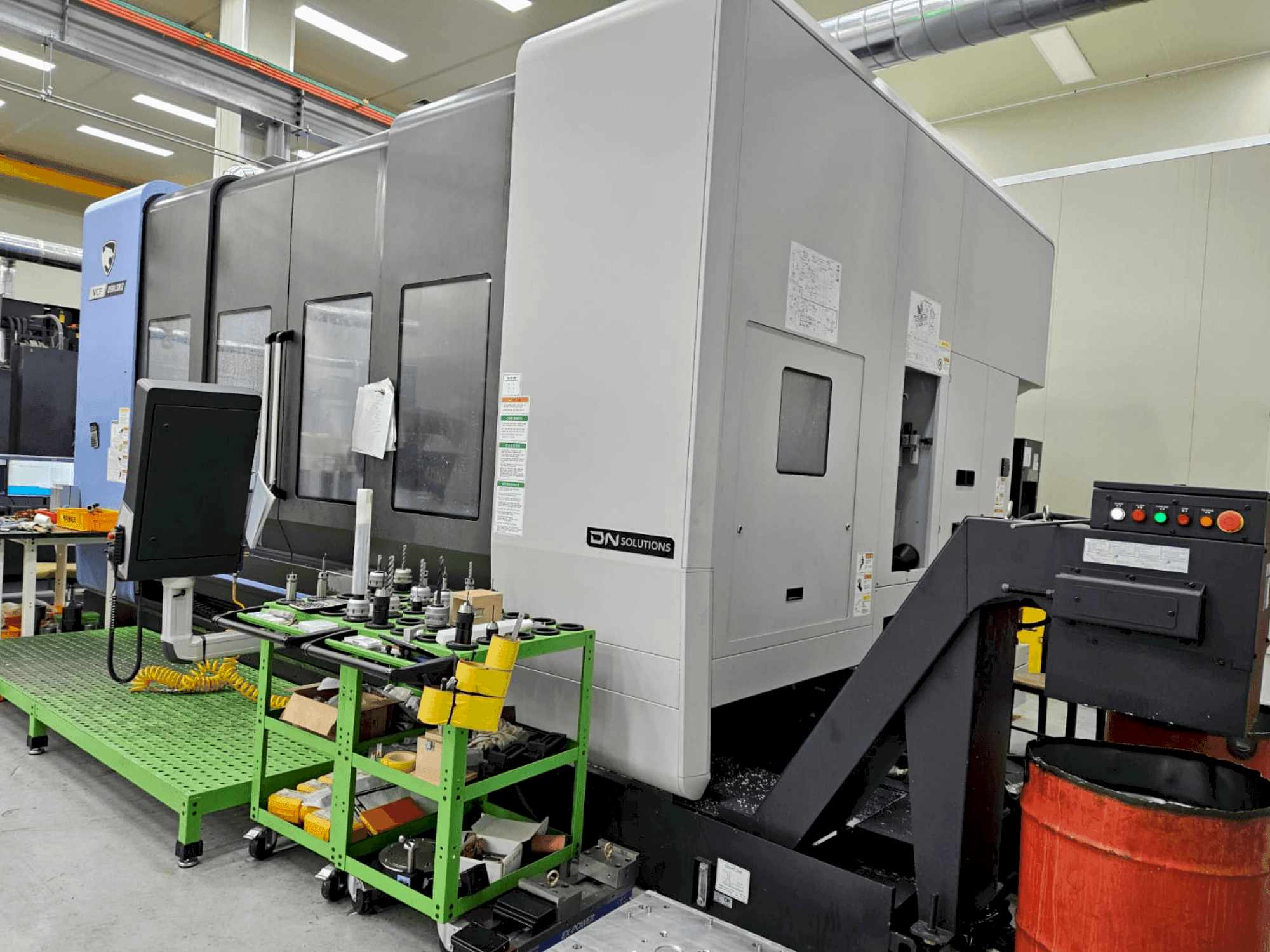 Widok z przodu maszyny DN SOLUTIONS VCF 850LSRII