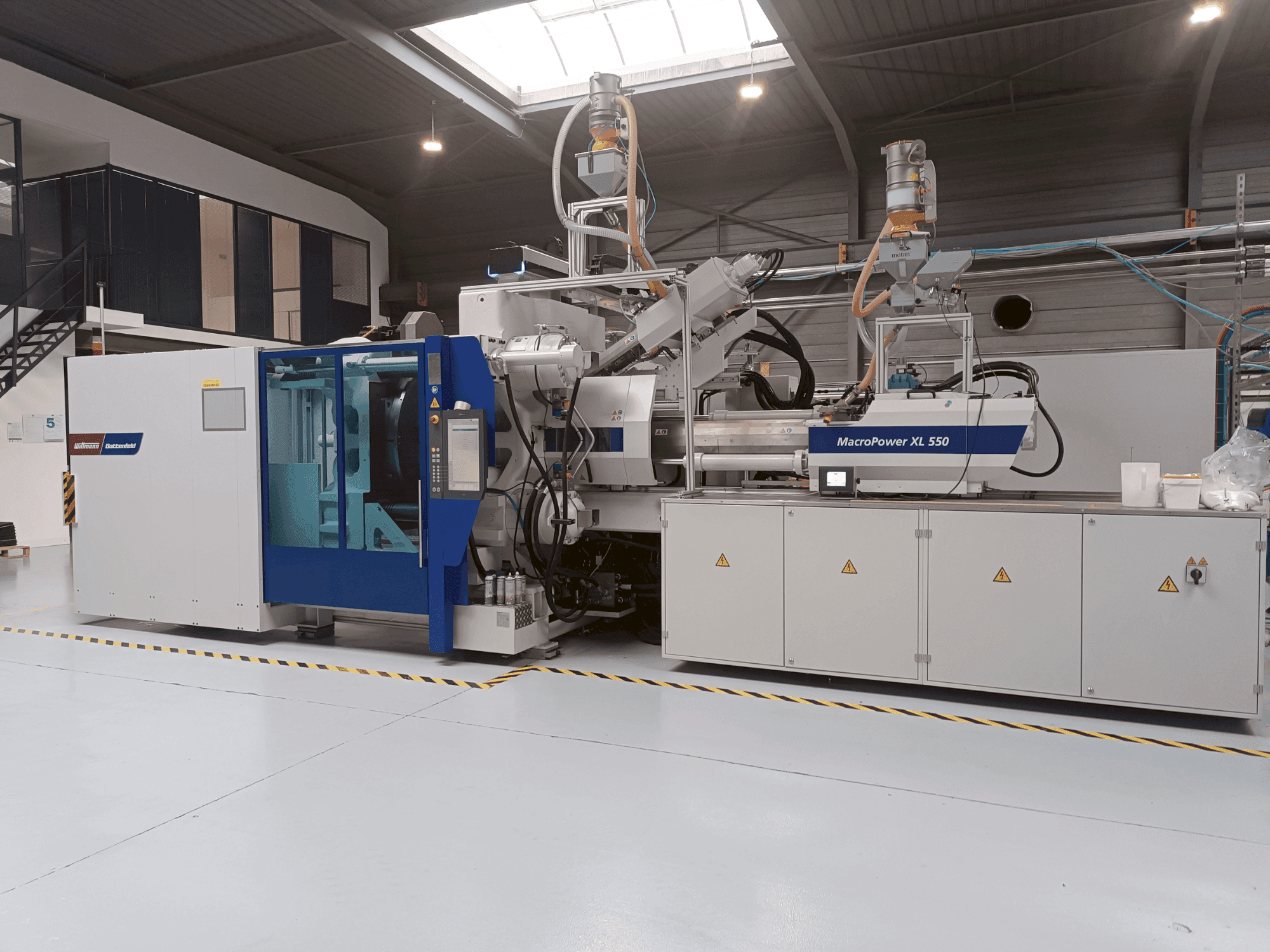 Widok z przodu maszyny Battenfeld MacroPower 550XL 2250H-350S 3K