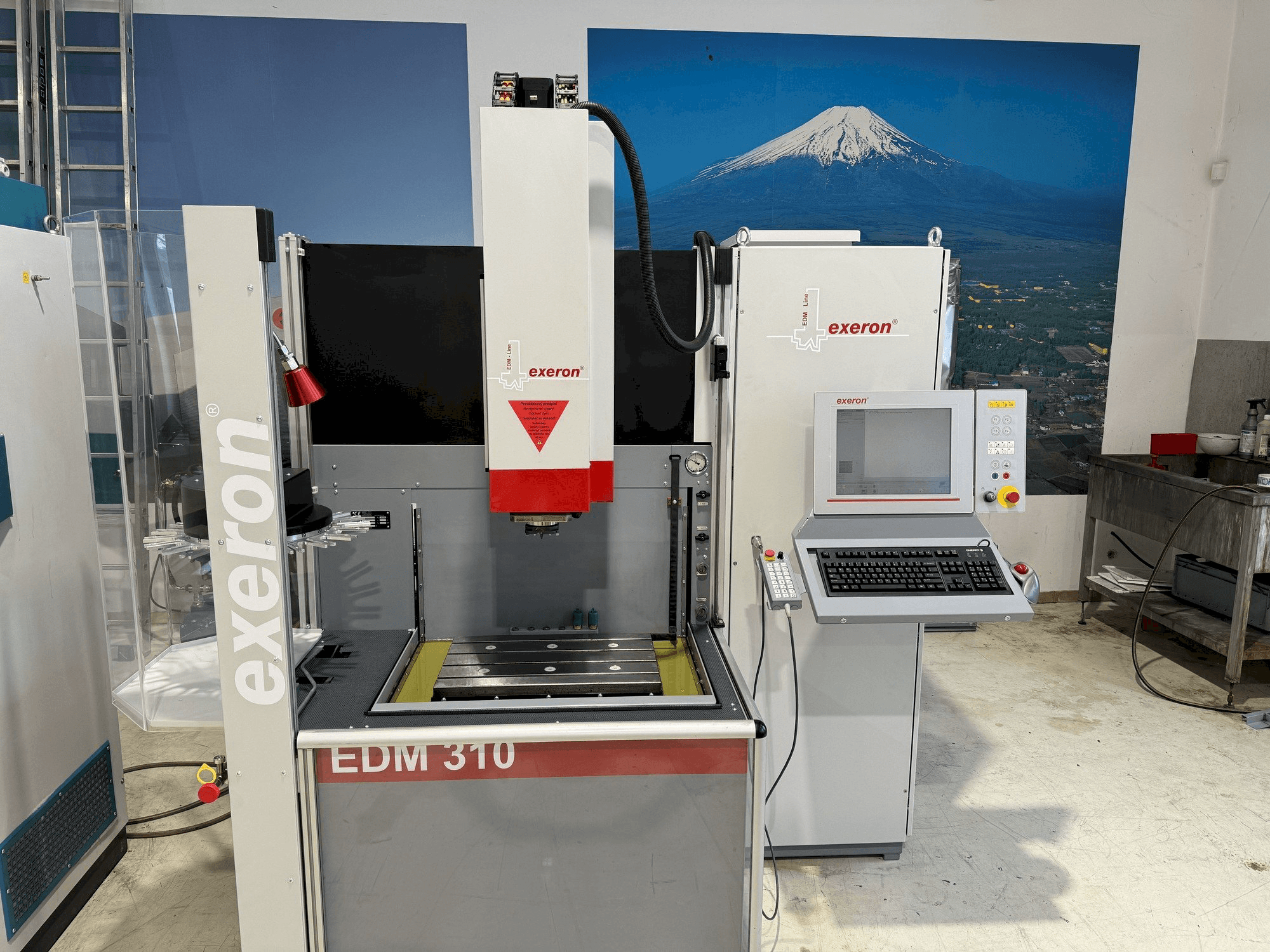 Widok z przodu maszyny Exeron EDM 310 MF 20