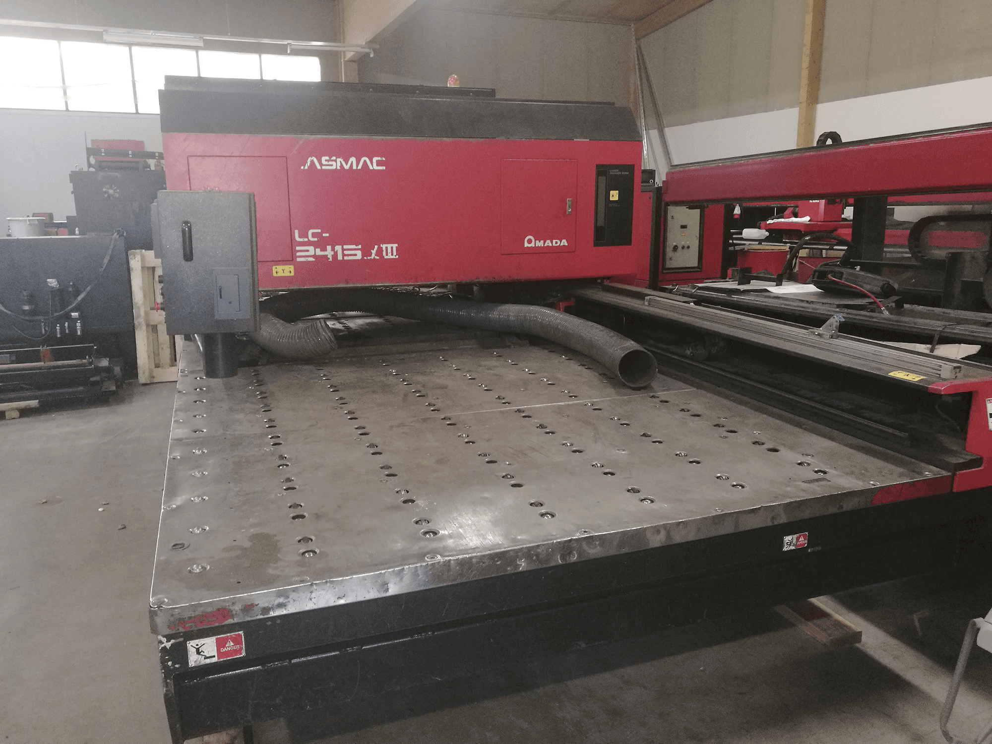 Widok z przodu maszyny AMADA LC 2415 α3