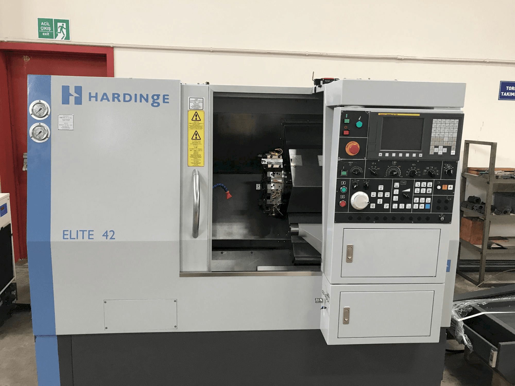 Widok z przodu maszyny HARDINGE Elite 42