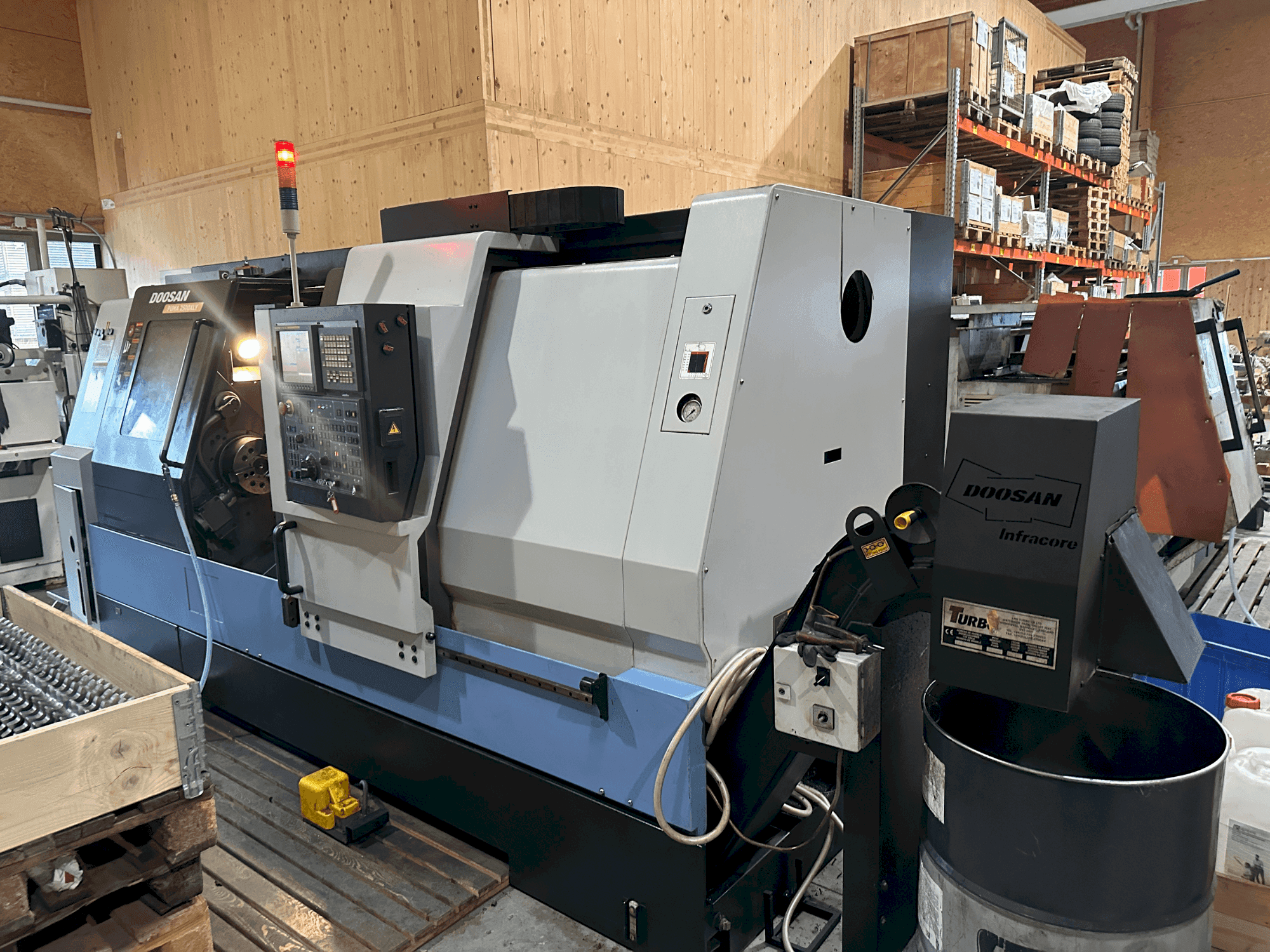 Widok z przodu maszyny DOOSAN Puma 2500XLY