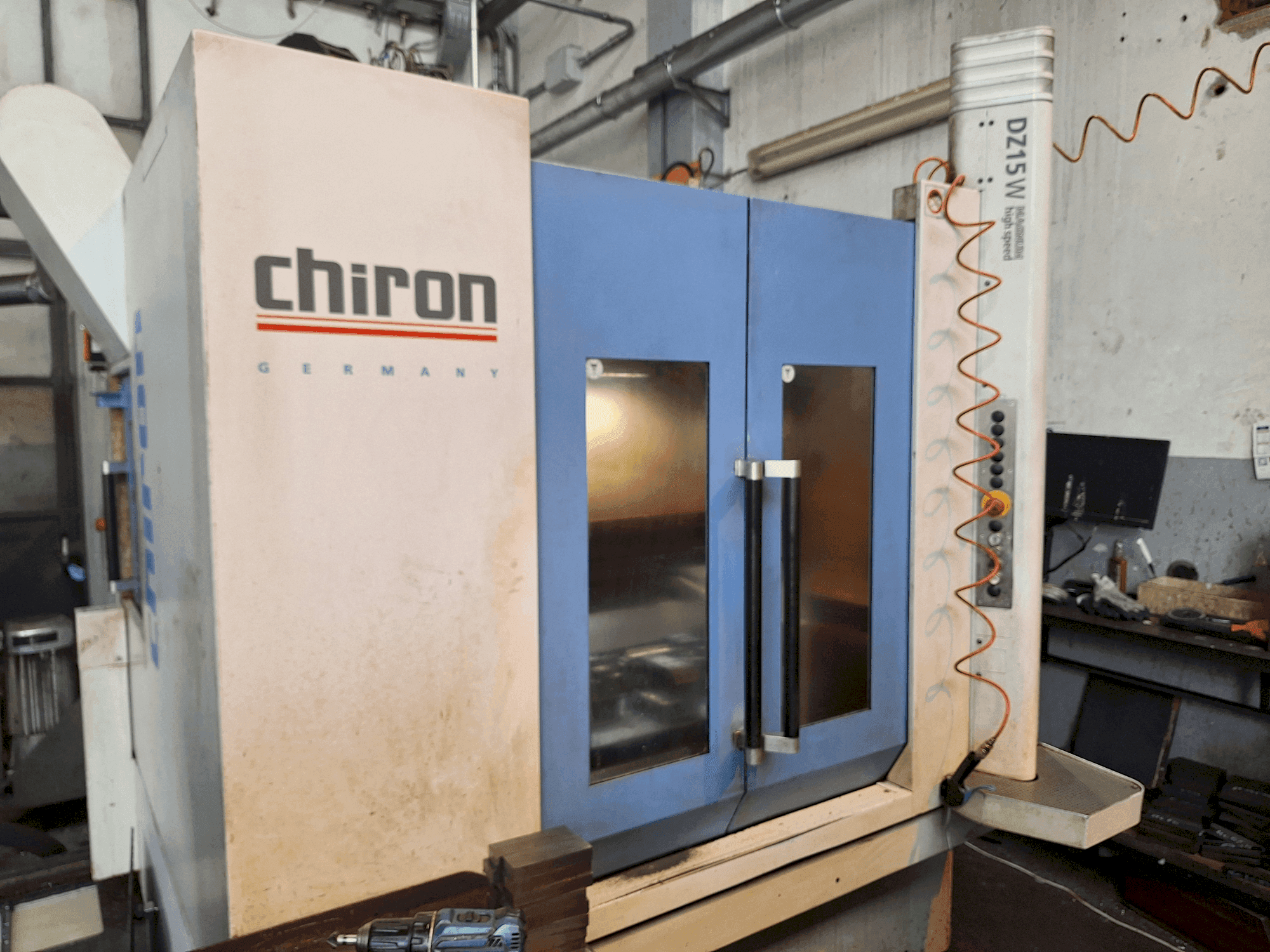 Widok z przodu maszyny CHIRON DZ15W Magnum