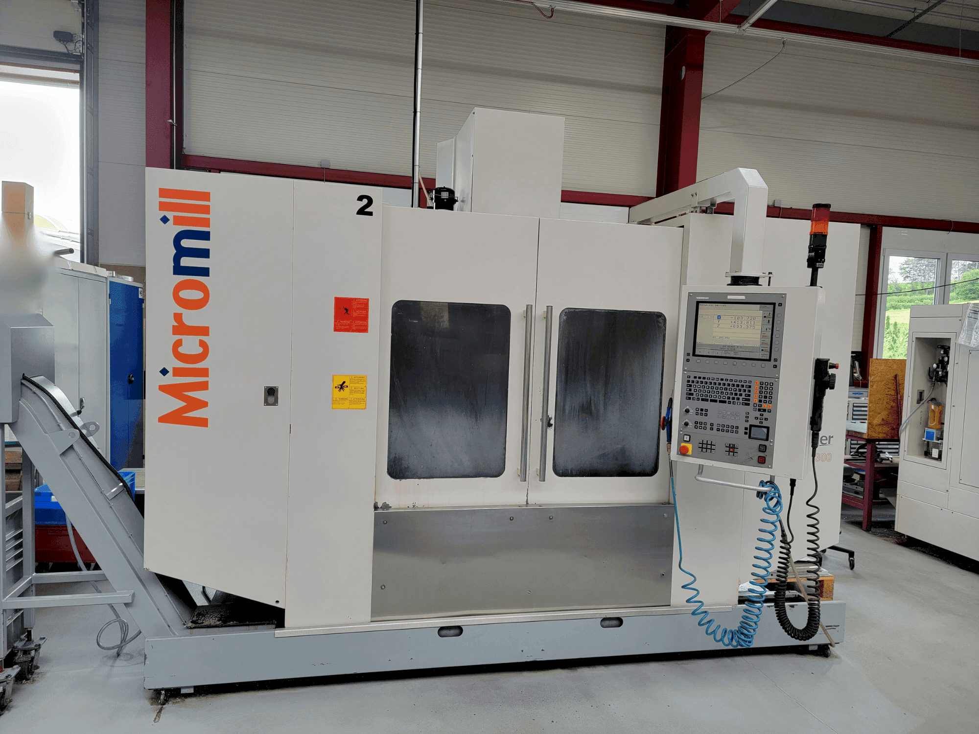 Widok z przodu maszyny BUFFALO Micromill VMC 1300