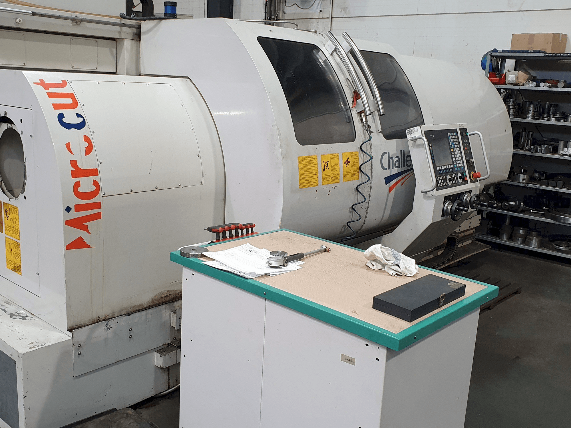 Widok z przodu maszyny MICROCUT BNC-2280X