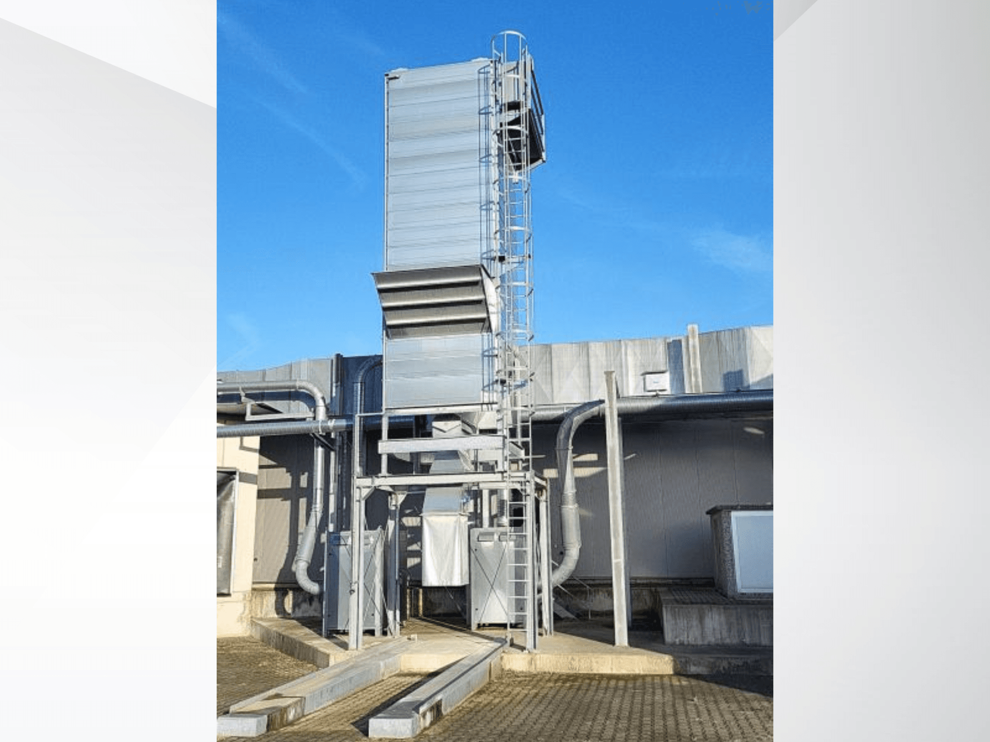 Maszyna do drewna SCHUKO Solo-160-2323/30/182/BD widziana od przodu, z metalową konstrukcją i drabinką dostępową.