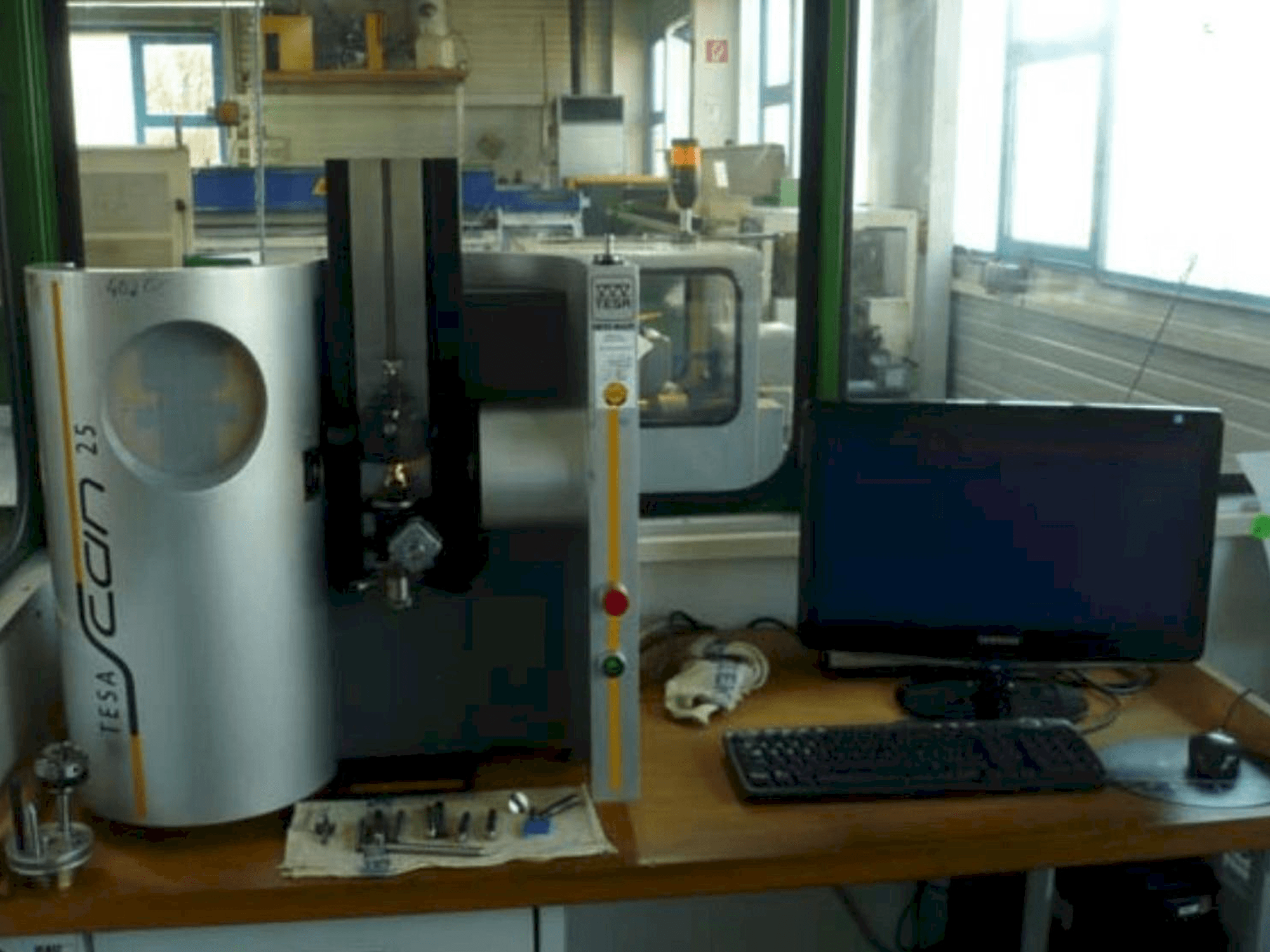 Widok z przodu maszyny TESA Scan 25