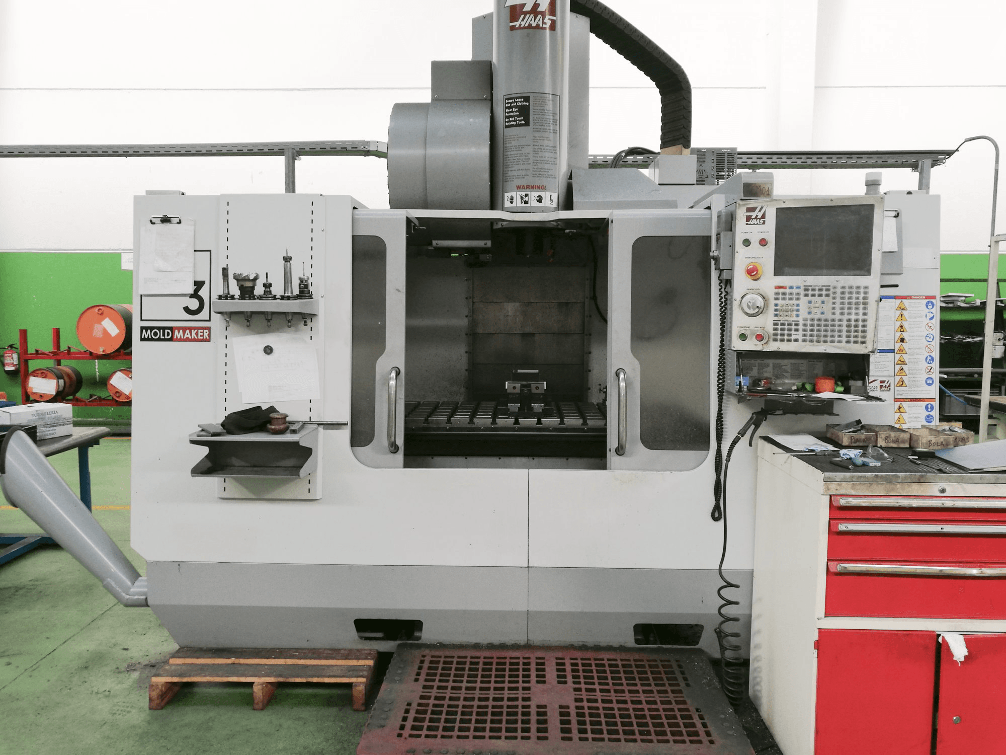 Widok z przodu maszyny HAAS VM-3HE