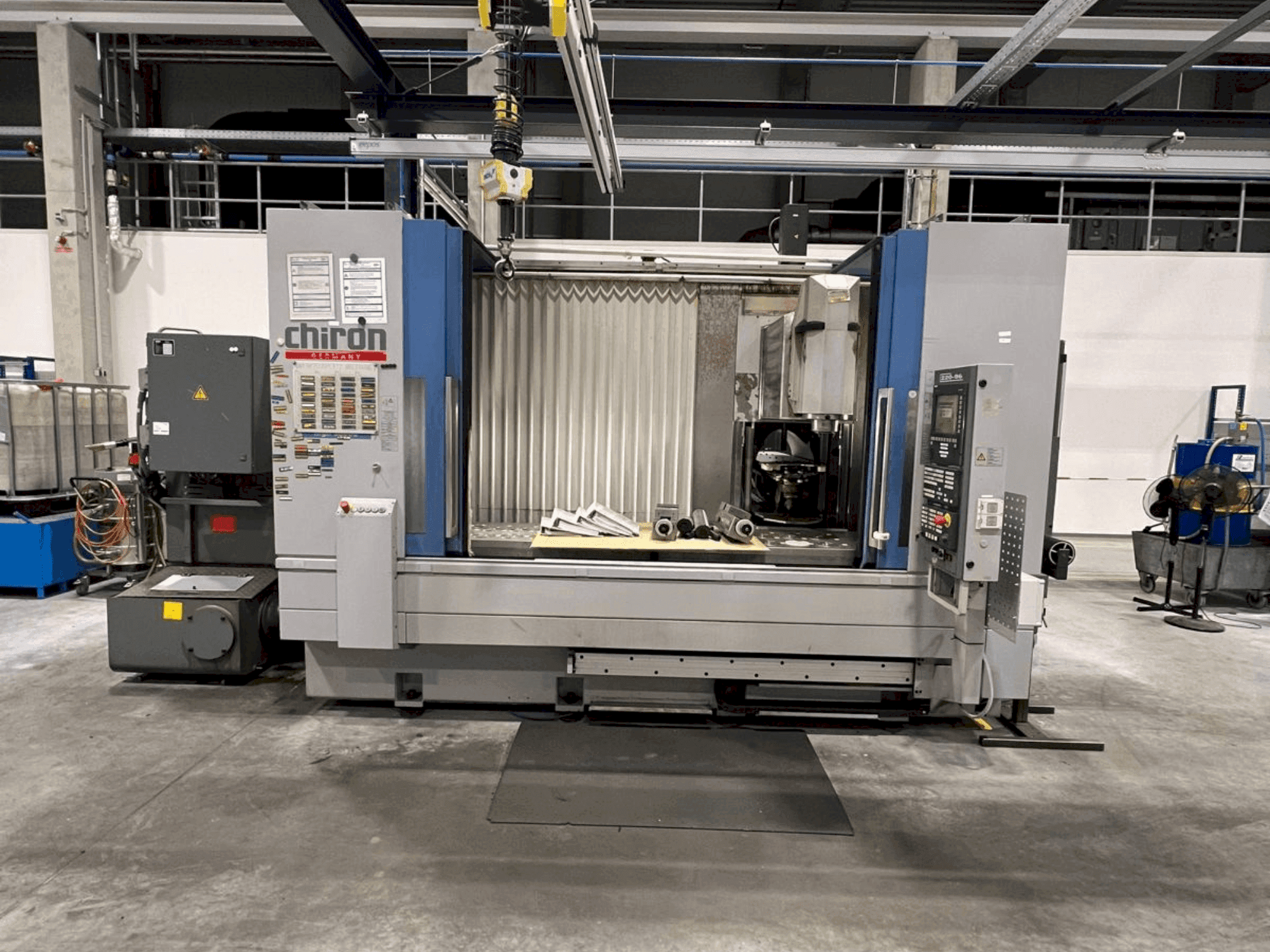 Widok z przodu maszyny CHIRON Mill 2000