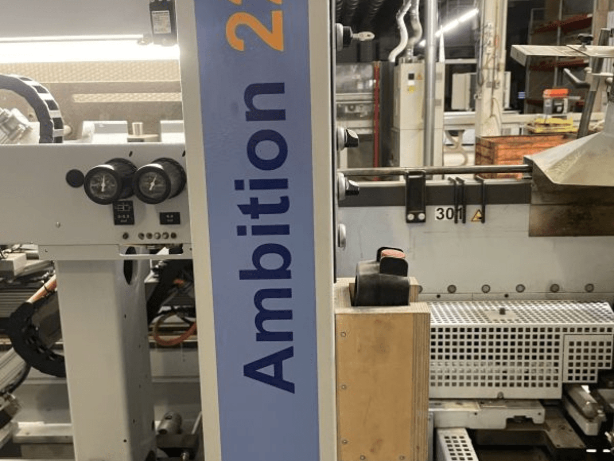 Okleiniarka HOMAG KAL 210 Ambition 2264 widok z przodu, pokrętła, elementy sterujące i markowy panel boczny.