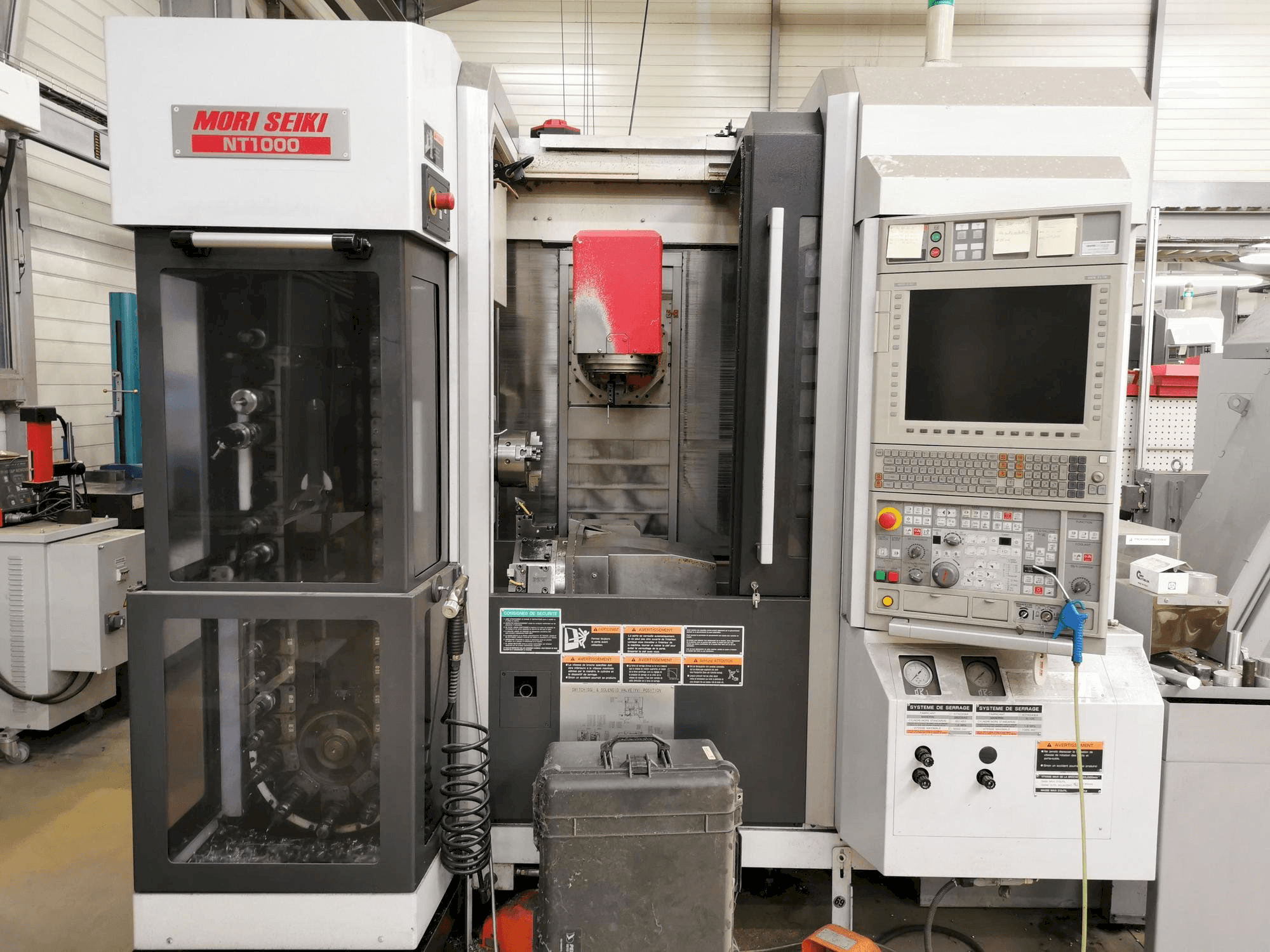 Widok z przodu maszyny MORI SEIKI NT 1000