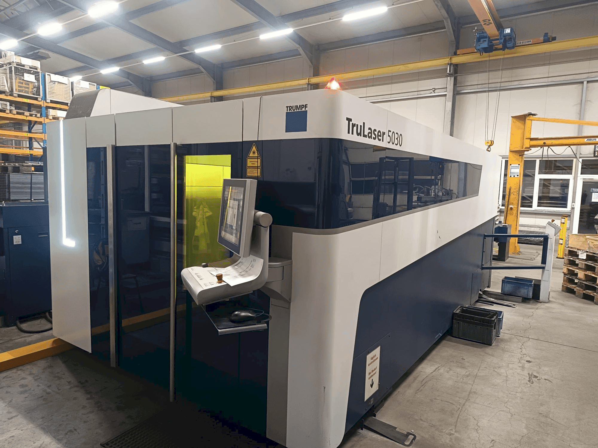 Widok z przodu maszyny TRUMPF Trulaser 5030 Fiber