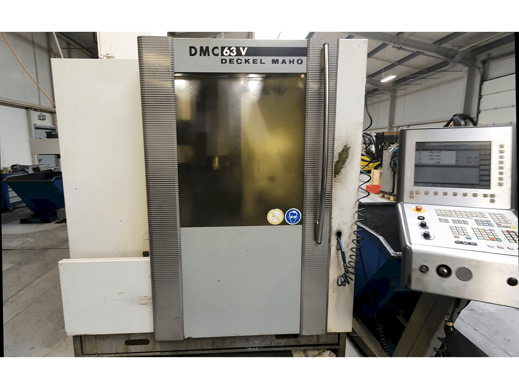 Widok z przodu maszyny DECKEL MAHO DMC 63V
