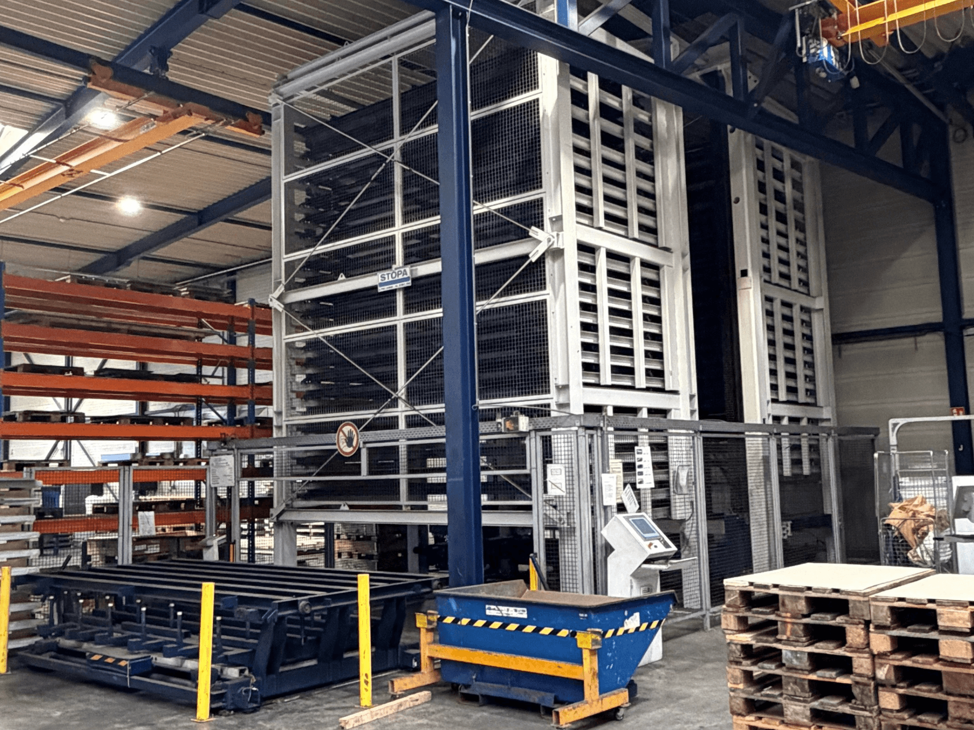 System automatyzacji TRUMPF STOPA 4000x2000 w magazynie, widok z boku pokazujący regały i panel sterowania w obszarze przechowywania.