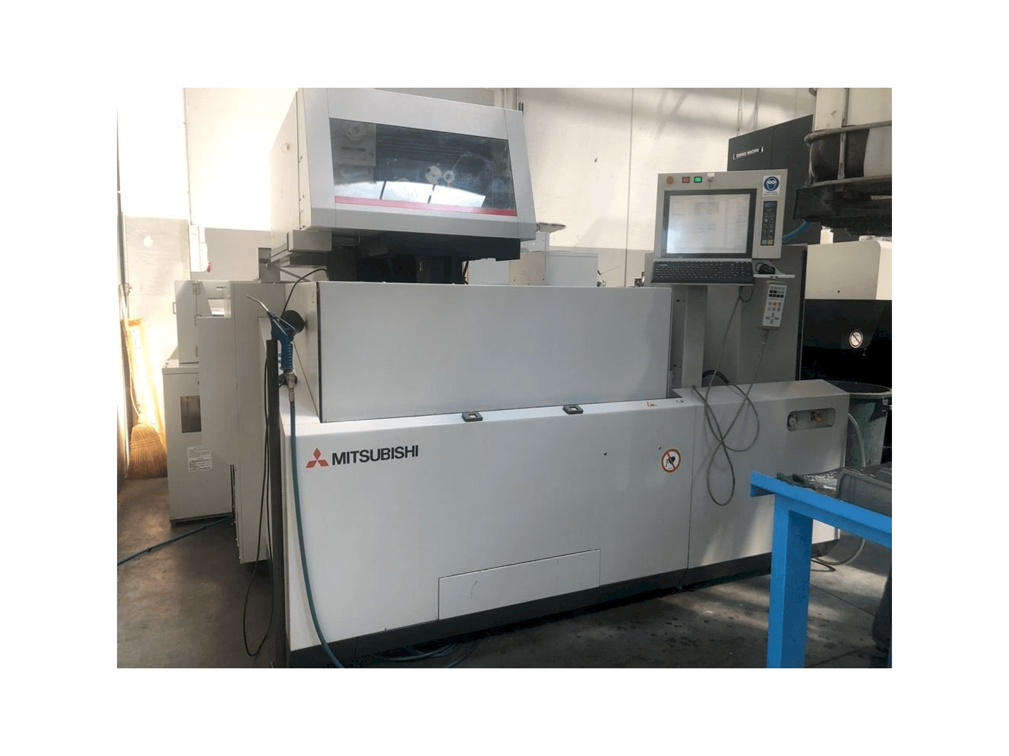 Widok z przodu maszyny Mitsubishi MV2400S