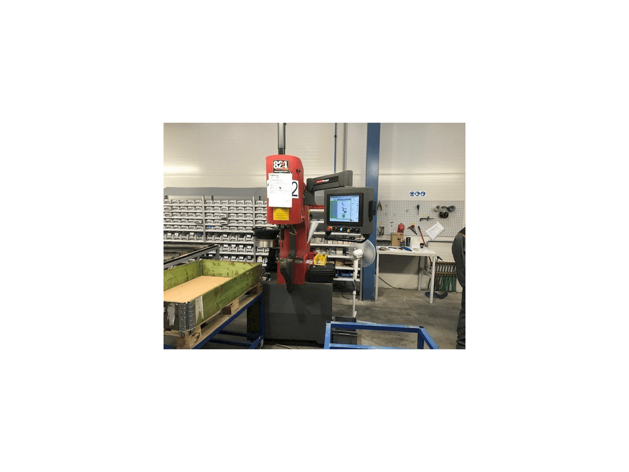 Widok lewej strony maszyny Haeger WT-824 4e