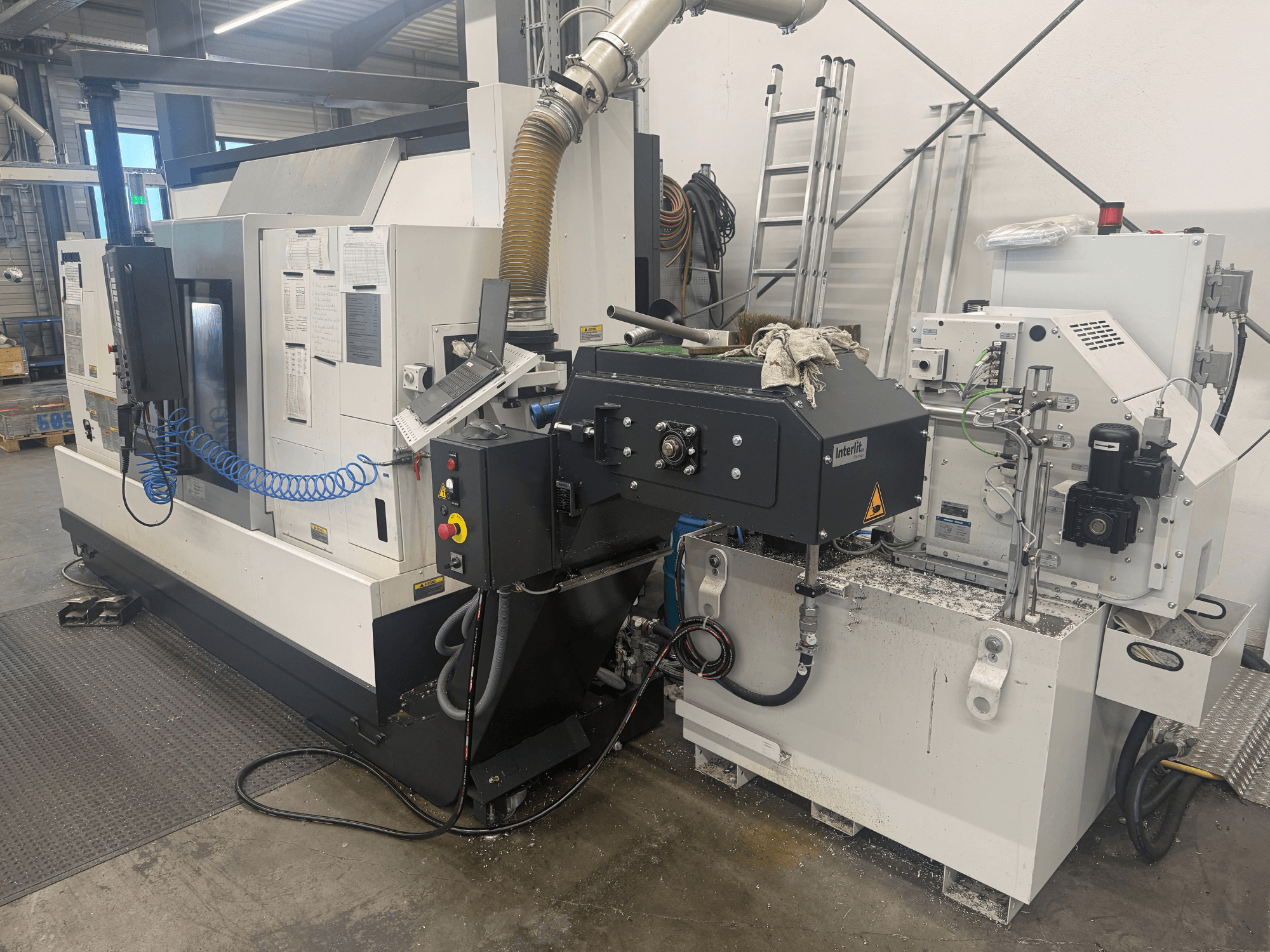 Tokarka pozioma Okuma LB3000II-MYC 950, widok z przodu, panel sterowania i układ chłodzenia.