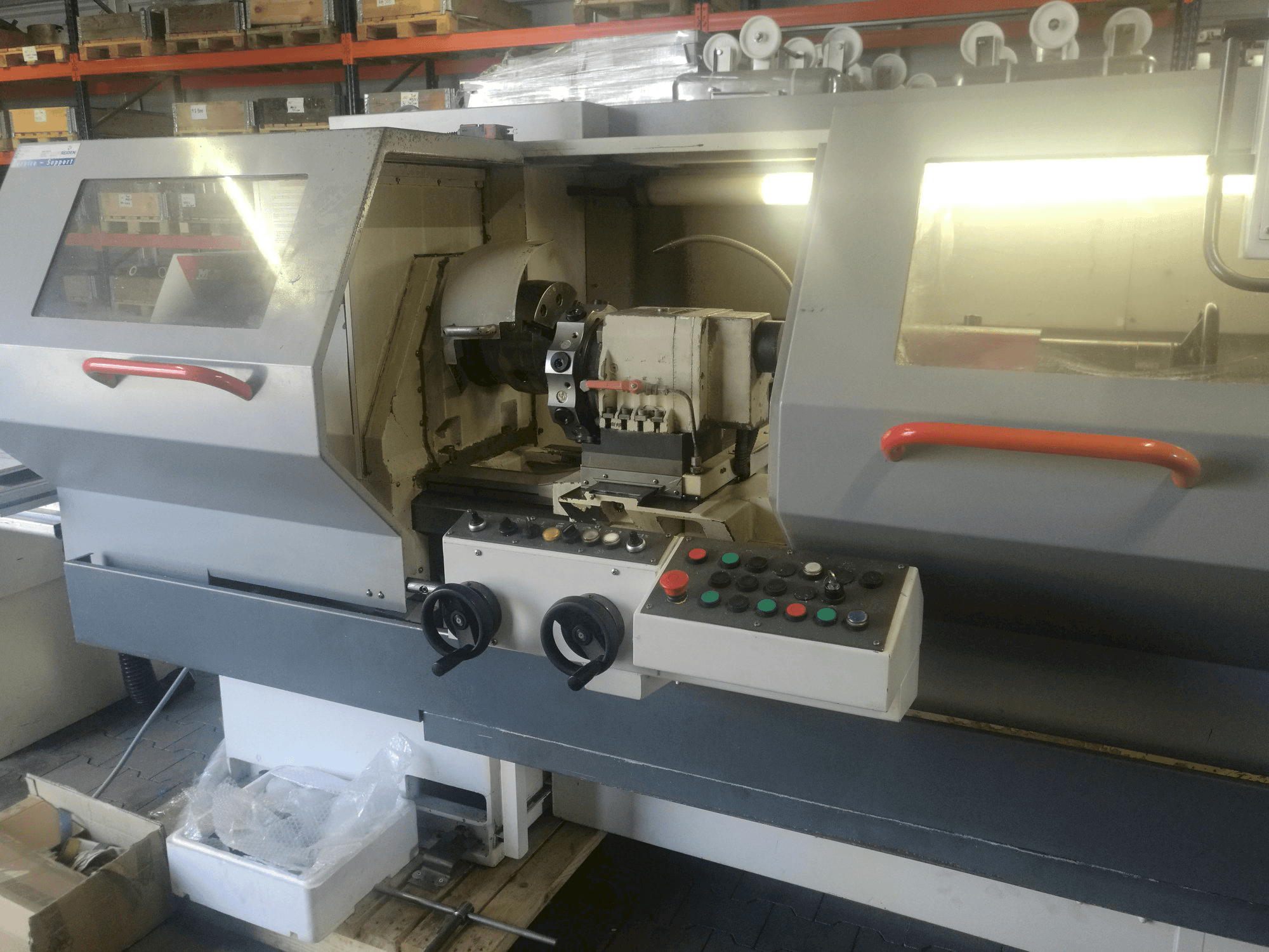 Widok z przodu maszyny KOVOSVIT MAS MT 54 CNC