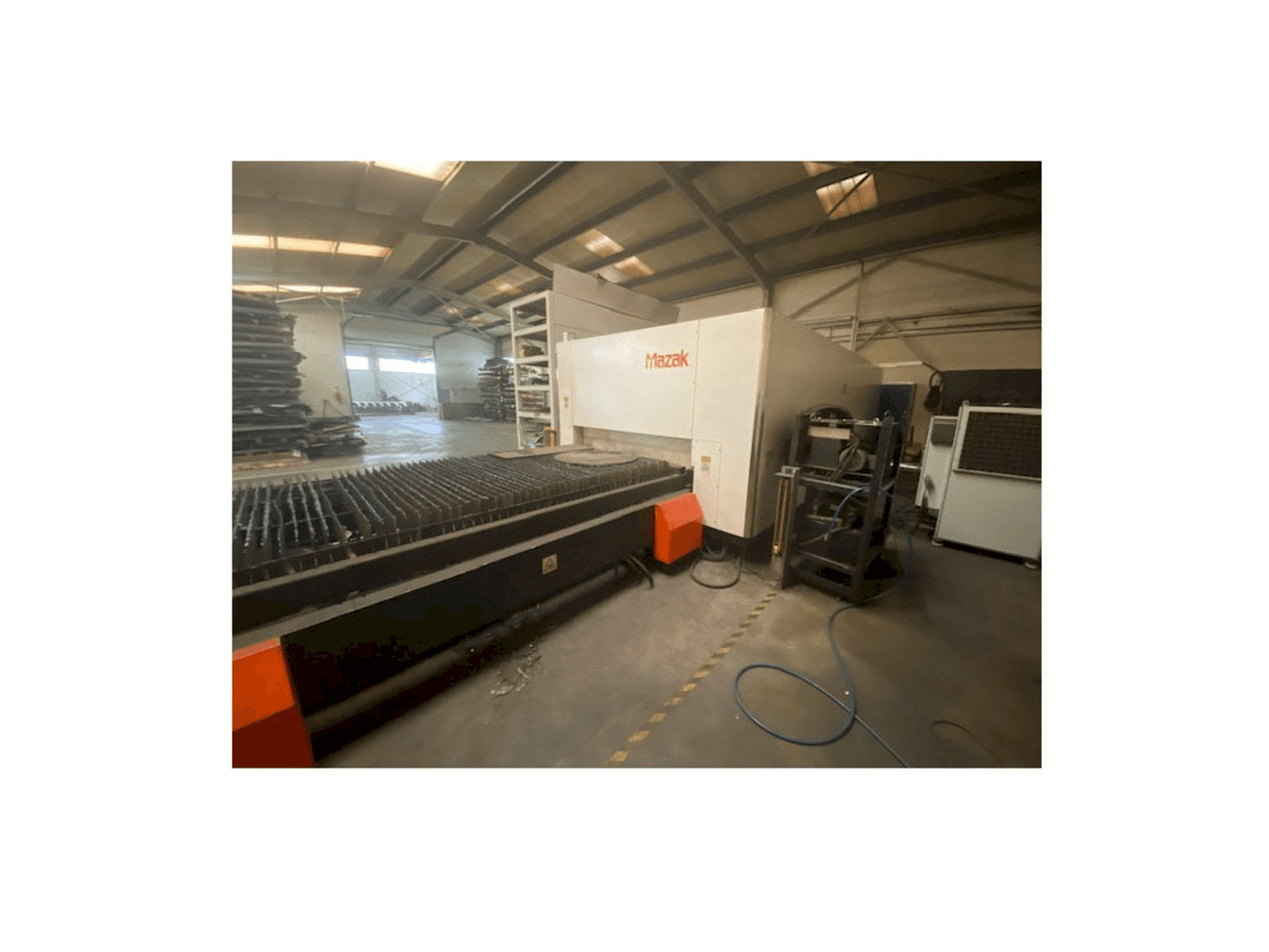 Widok z przodu maszyny Mazak Optiplex Nexus 3015