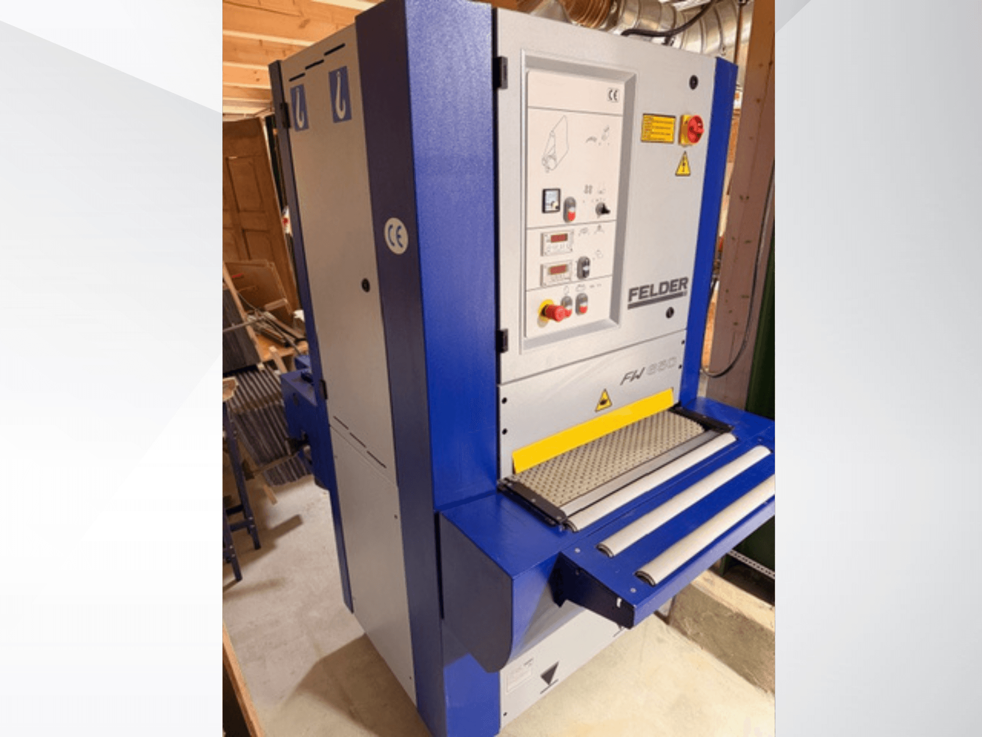 Strugarka Felder FH 930, widok z przodu, z widocznym panelem sterowania, zabezpieczeniami i rolkami podającymi/odbierającymi.