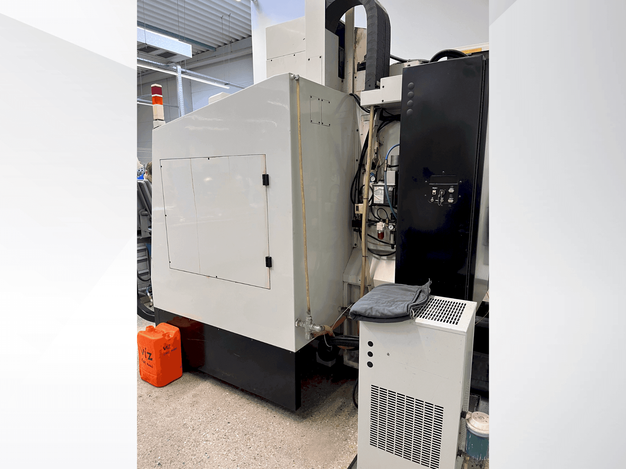 Widok z tyłu maszyny Hurco VMX24S