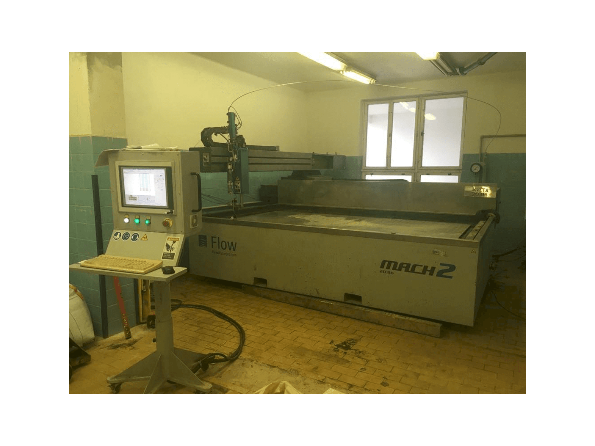 Widok z przodu maszyny Flow Mach 2-3120b