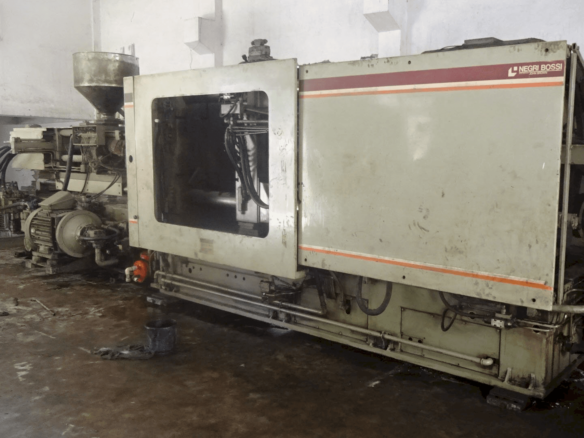 Widok z prawej maszyny Negri Bossi NB 700