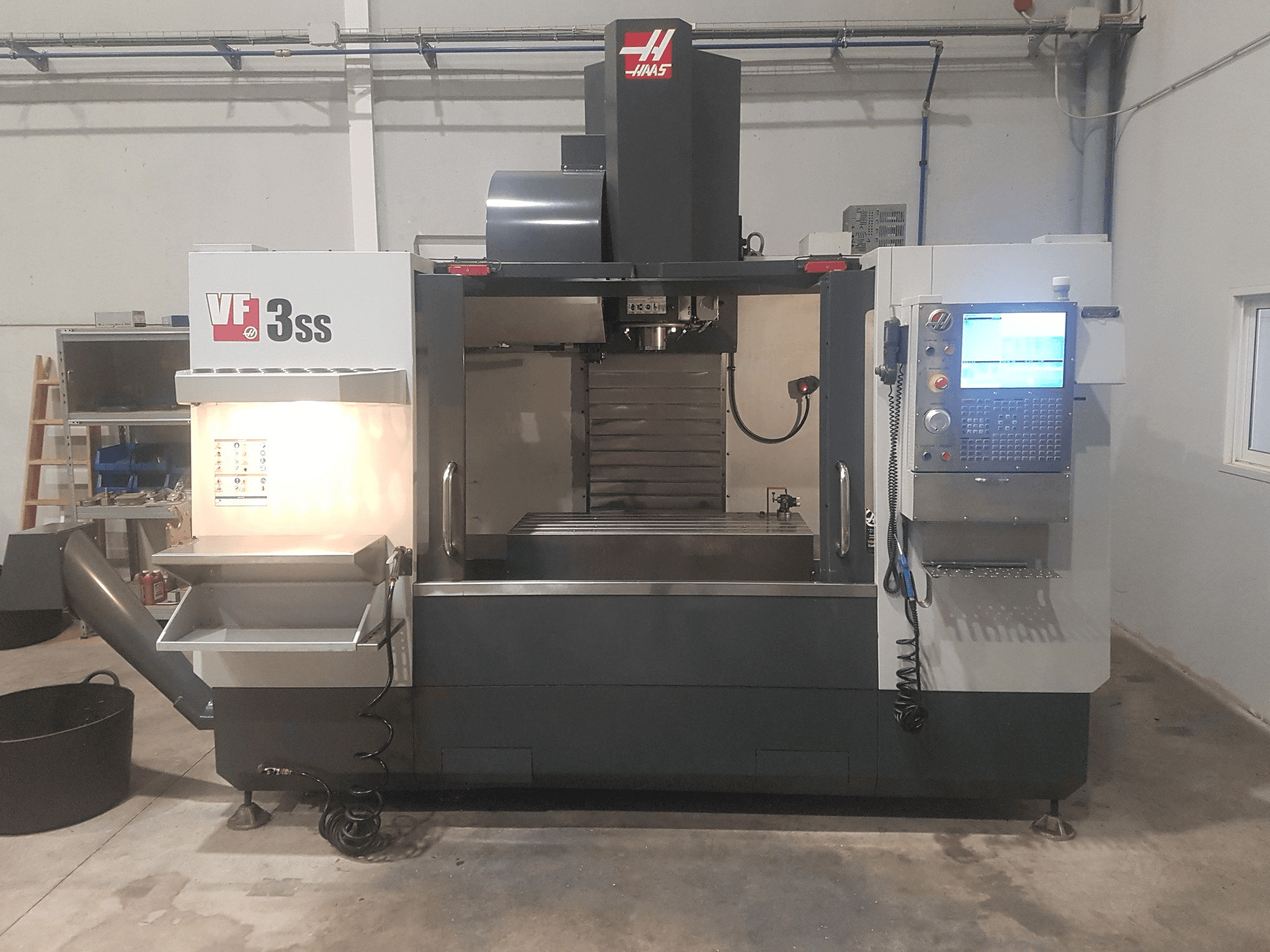Widok z przodu maszyny HAAS VF- 3SS