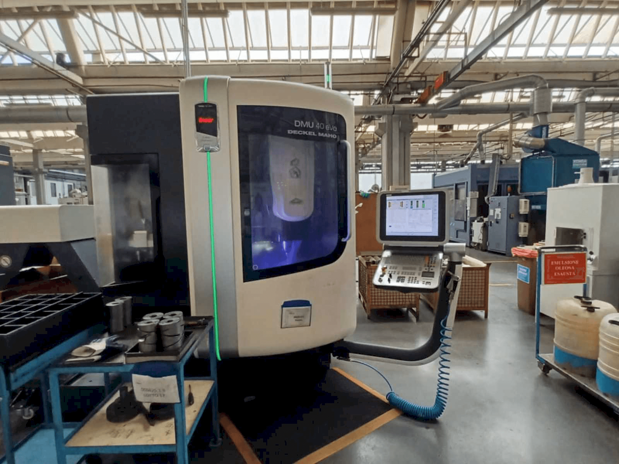 Widok z przodu maszyny DMG DMU 40 evo