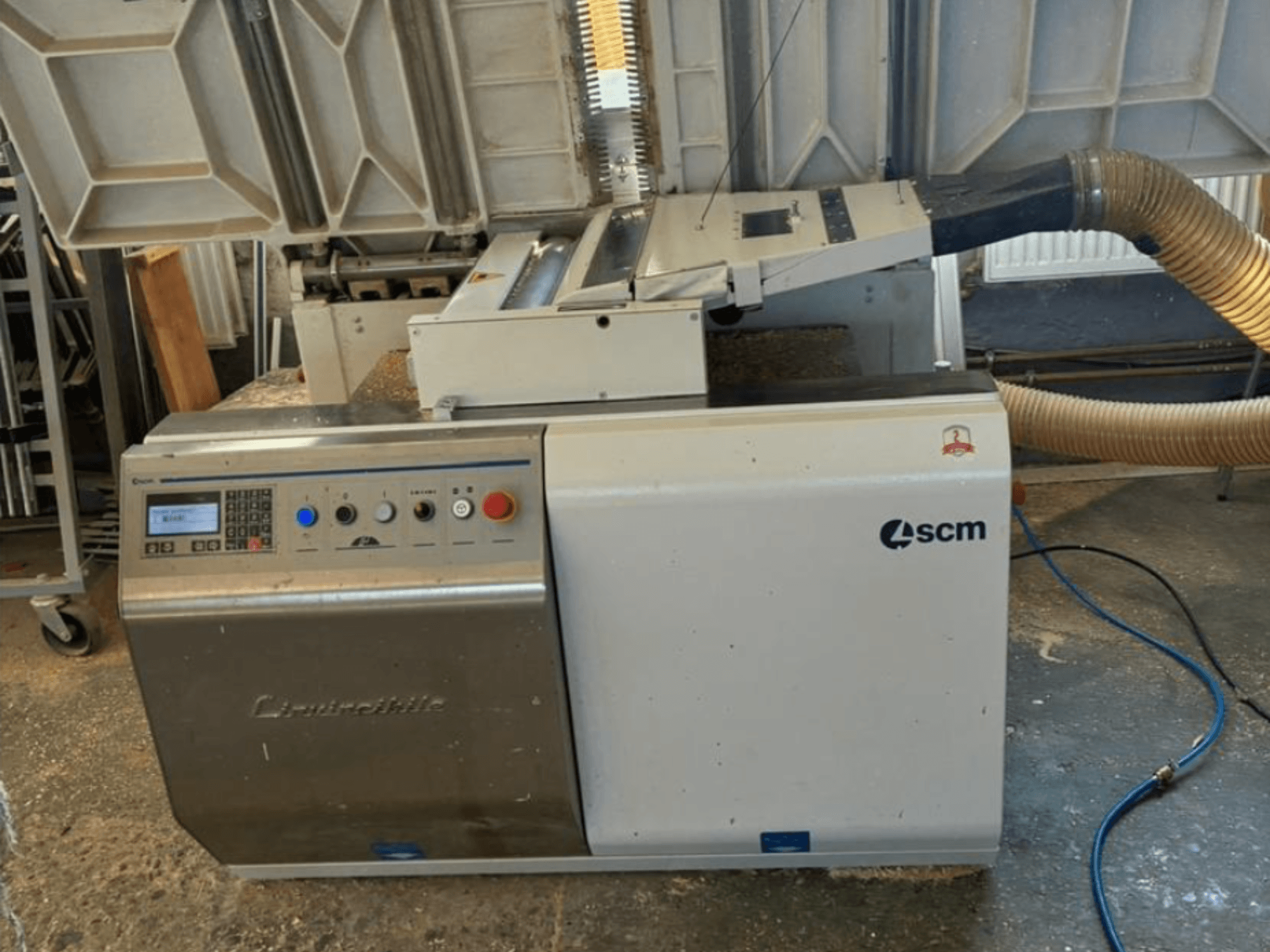 Okleiniarka SCM Centauro w widoku z przodu, pokazująca panel sterowania, wąż ssący i otwarty obszar roboczy do nakładania krawędzi.