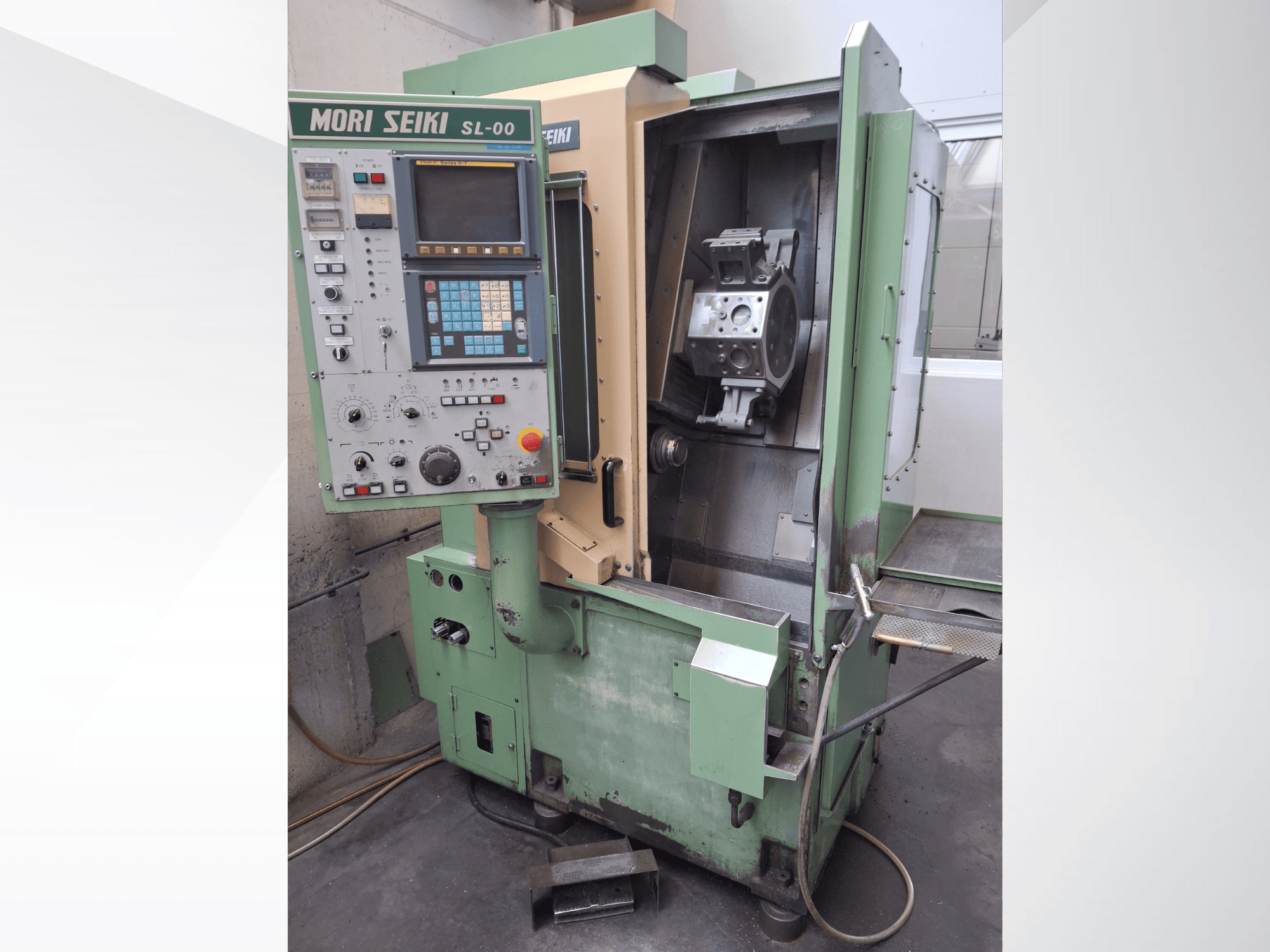 Tokarka pozioma DMG Mori Seiki SL-00, pokazująca panel sterowania i otwarty widok z przodu obszaru roboczego z widocznym przedmiotem obrabianym.