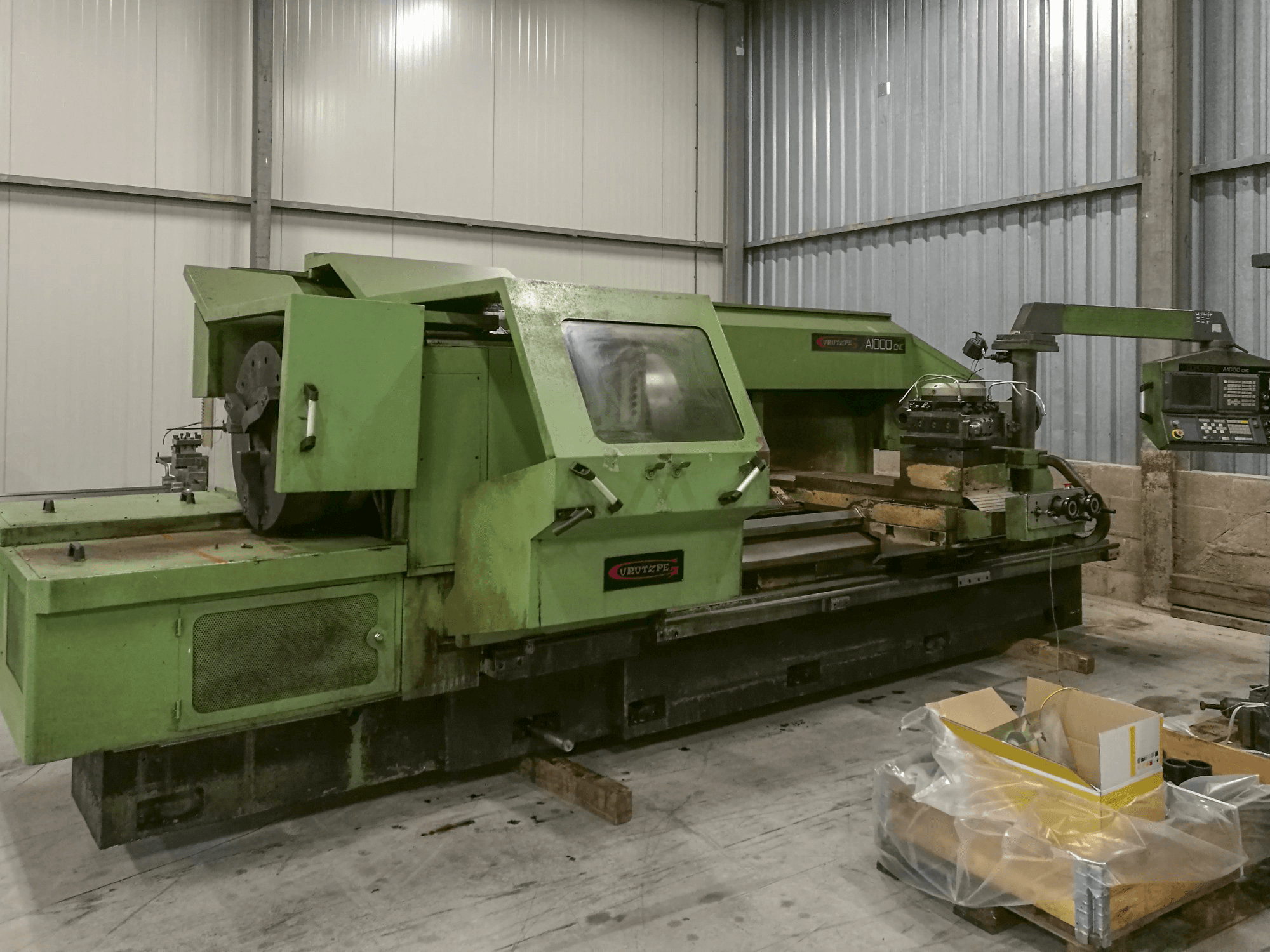 Widok z przodu maszyny Gurutzpe A-1000 CNC