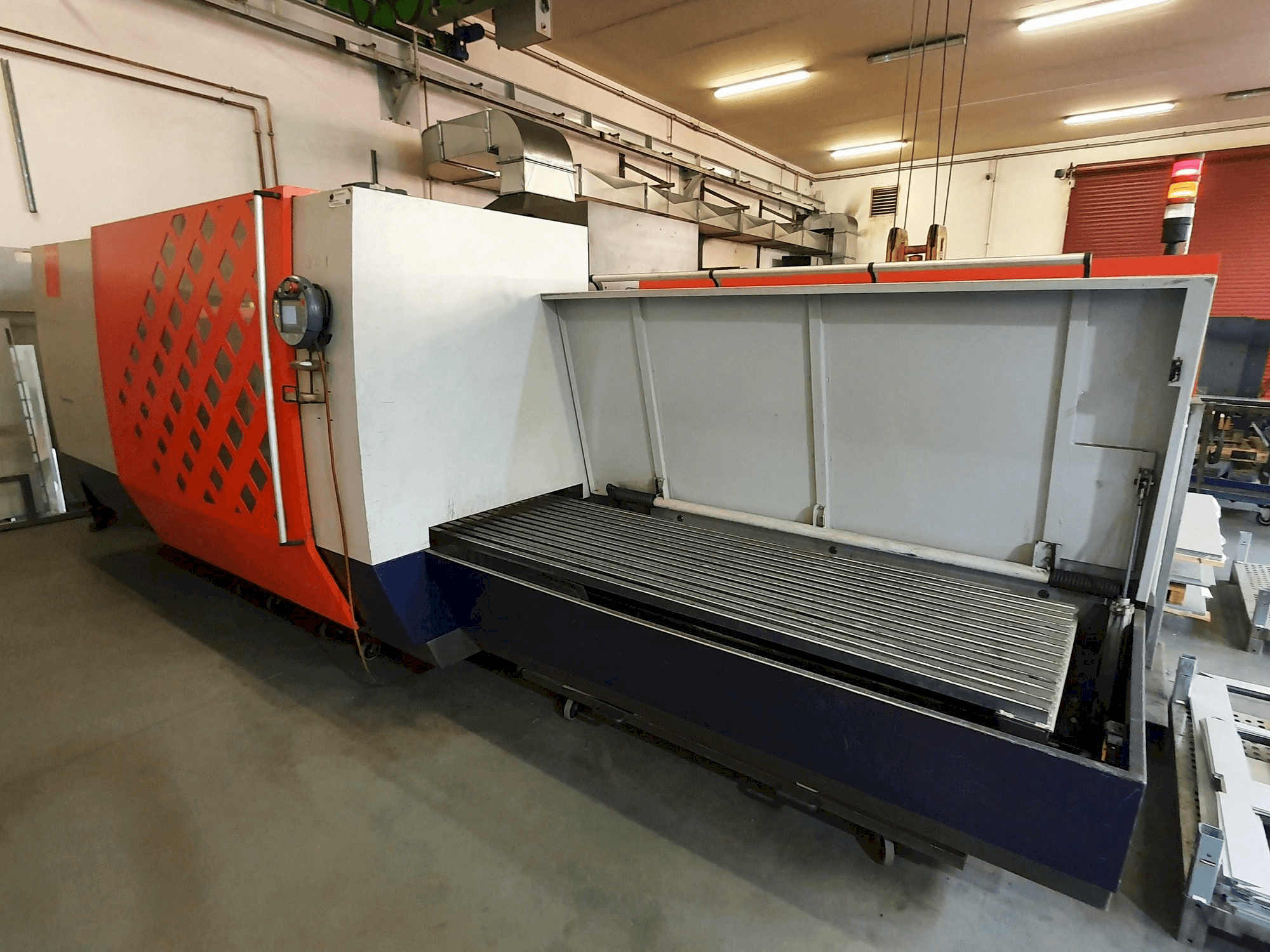 Widok z przodu maszyny Bystronic ByVention 3015