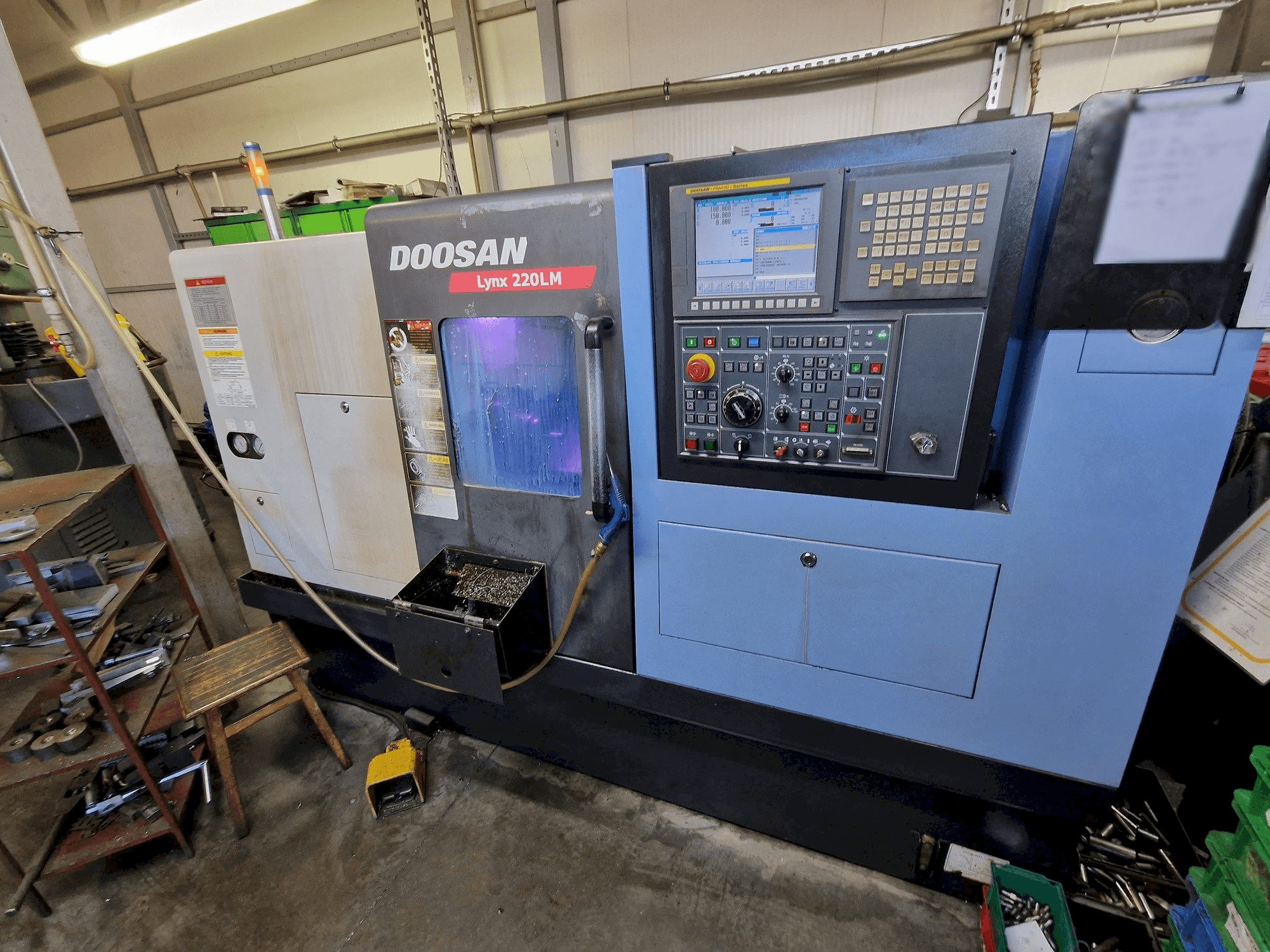 Widok z przodu maszyny Doosan LYNX 220 LMC
