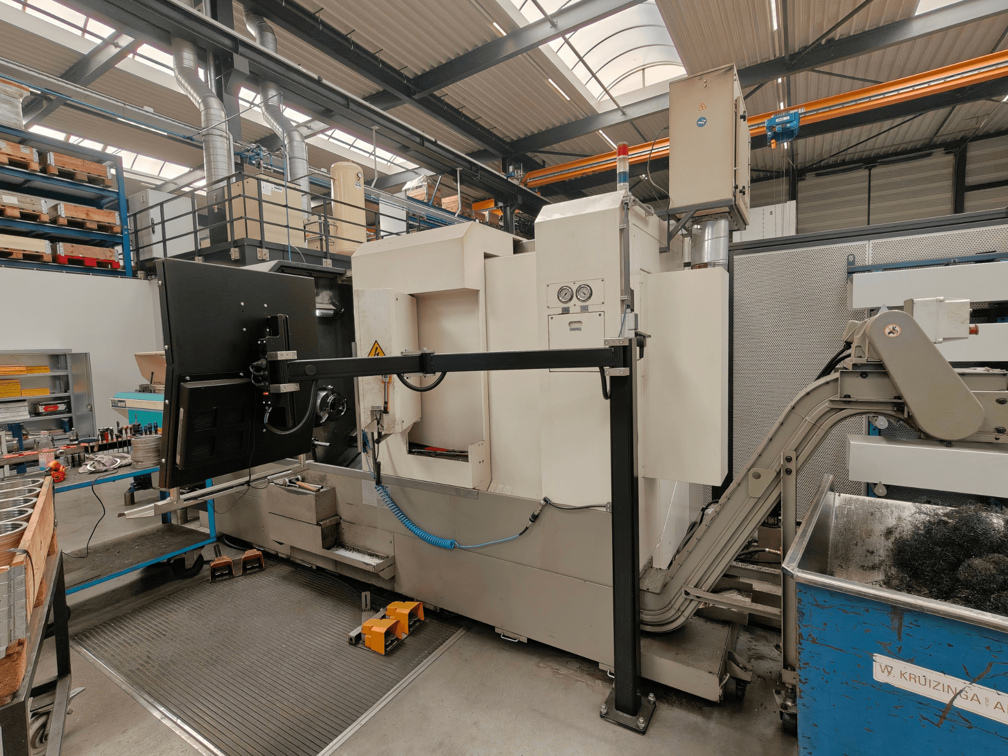 Tokarka pozioma Victor Vturn A26, widok z boku, z panelem sterowania, przenośnikiem wiórów i przemysłową przestrzenią roboczą.