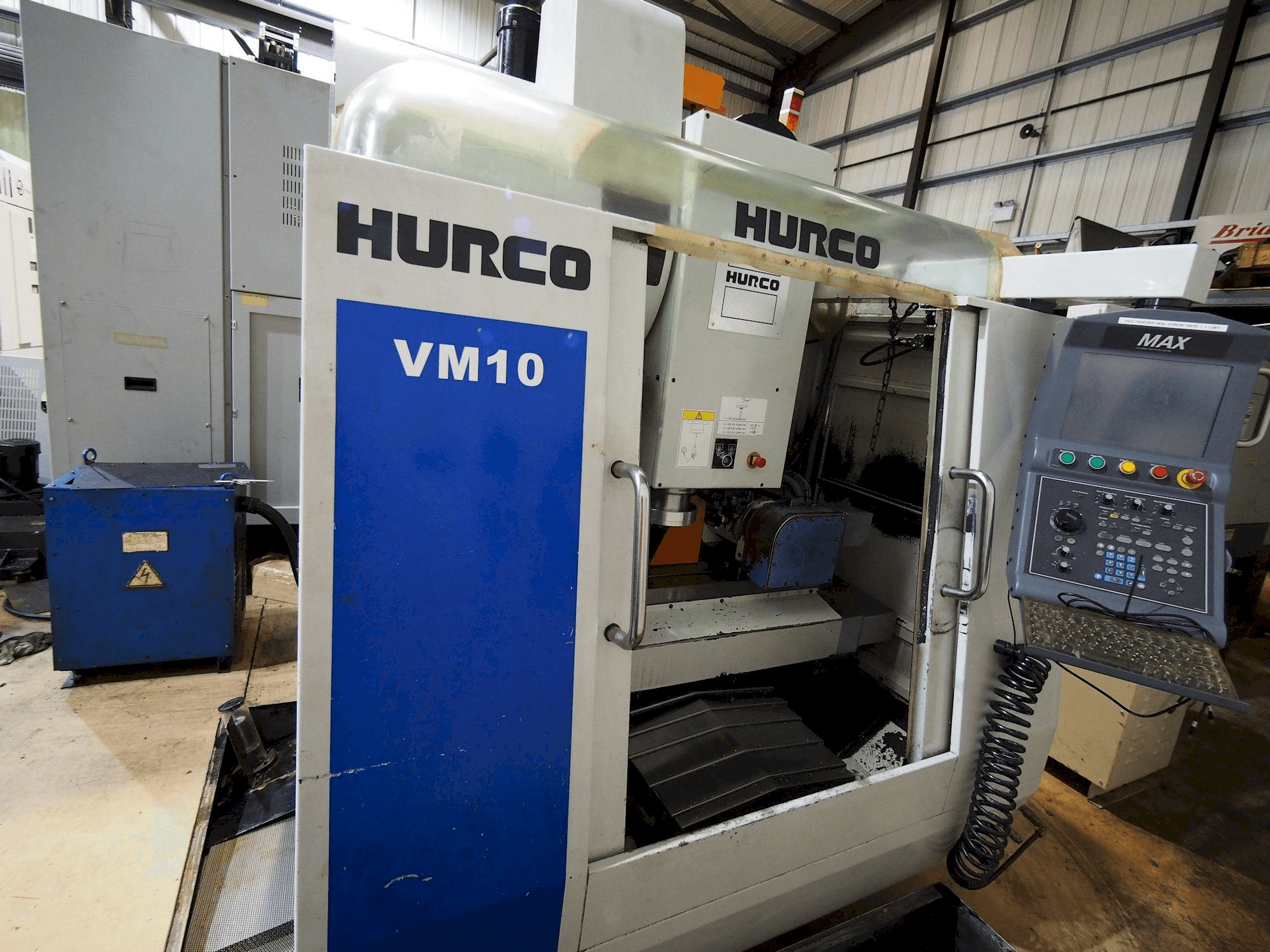 Widok z przodu maszyny Hurco VM10