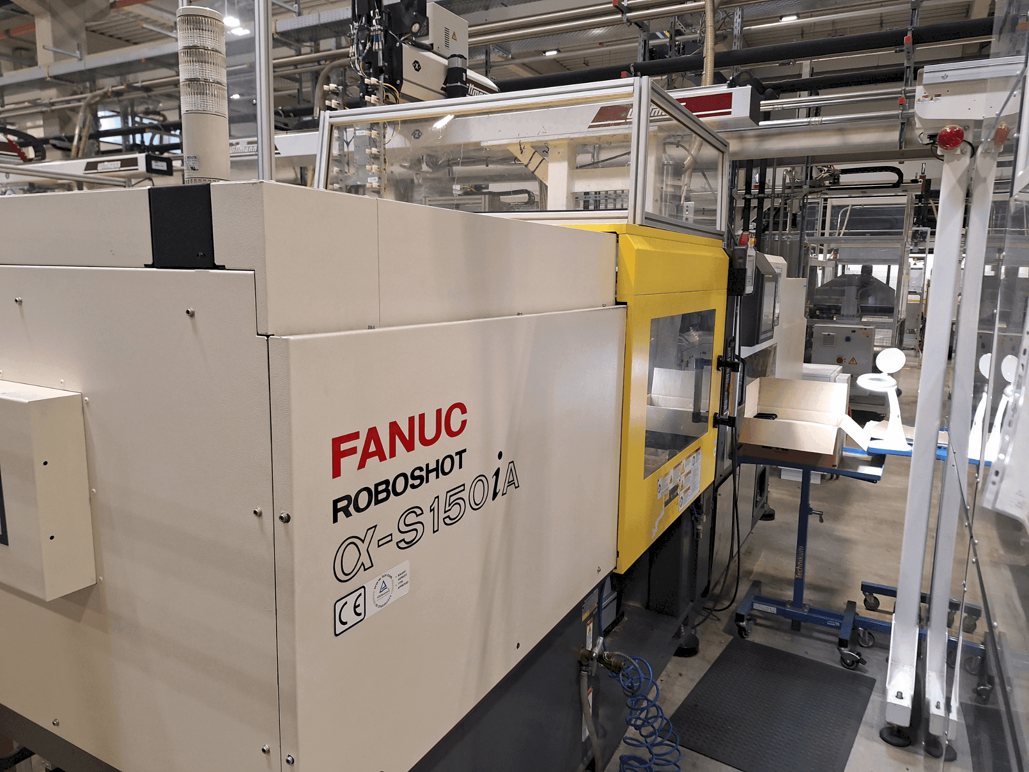 Widok z przodu maszyny FANUC Roboshot S150iA