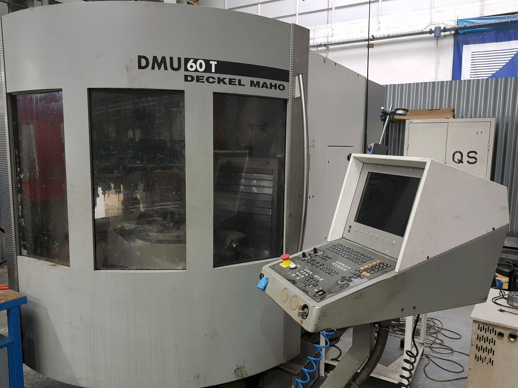 Widok z przodu maszyny DECKEL MAHO DMU 60T
