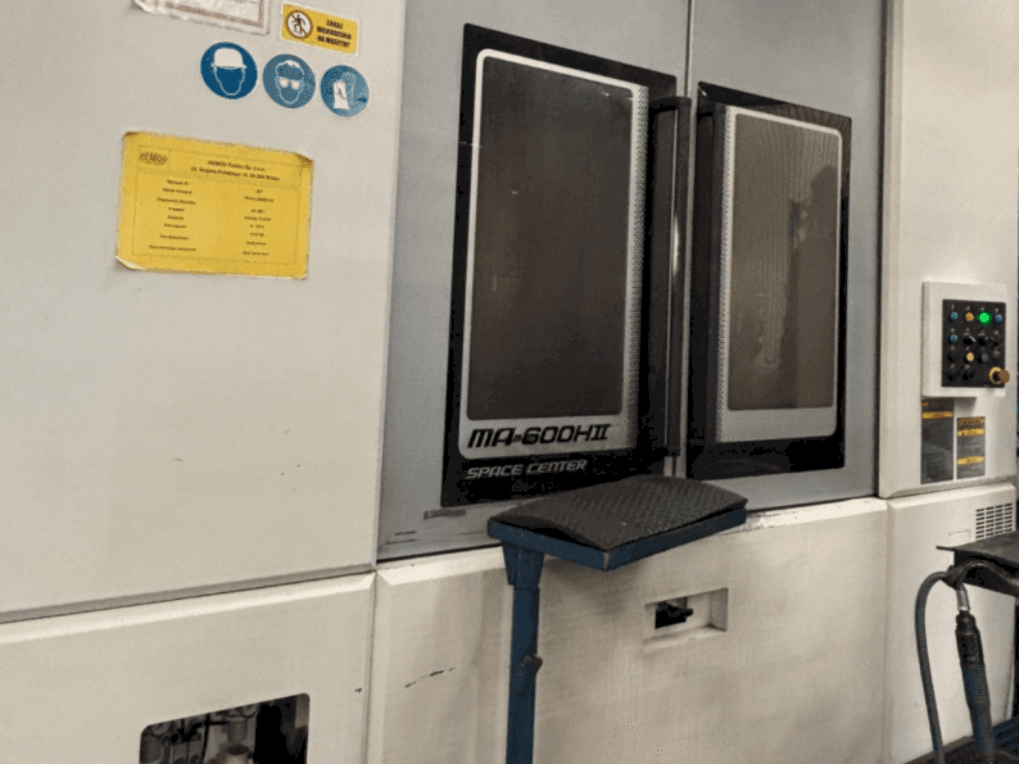 Widok z przodu maszyny Okuma MA 600H II