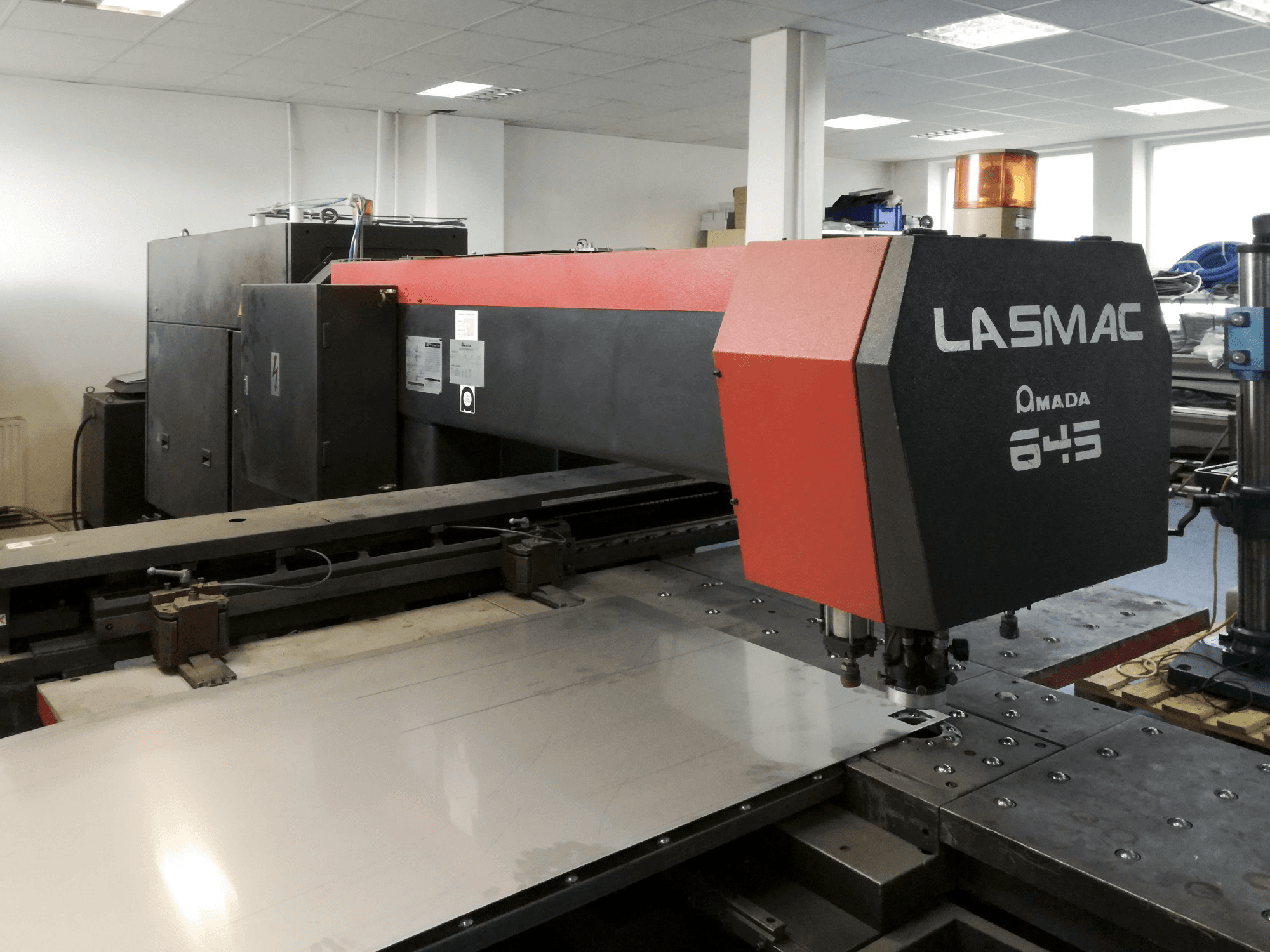 Widok z lewej maszyny AMADA LCE 645
