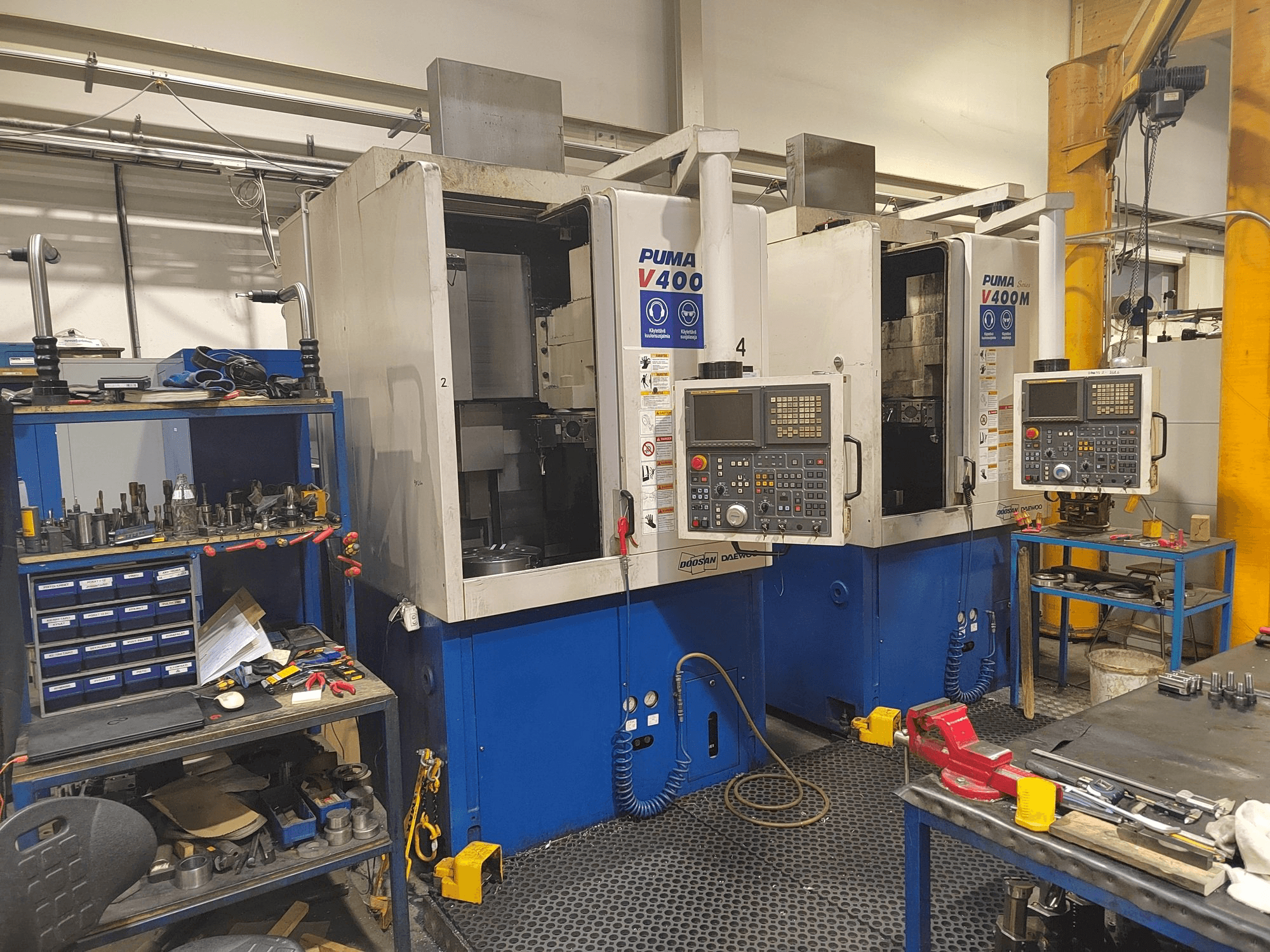 Widok z przodu maszyny Doosan Puma V400M
